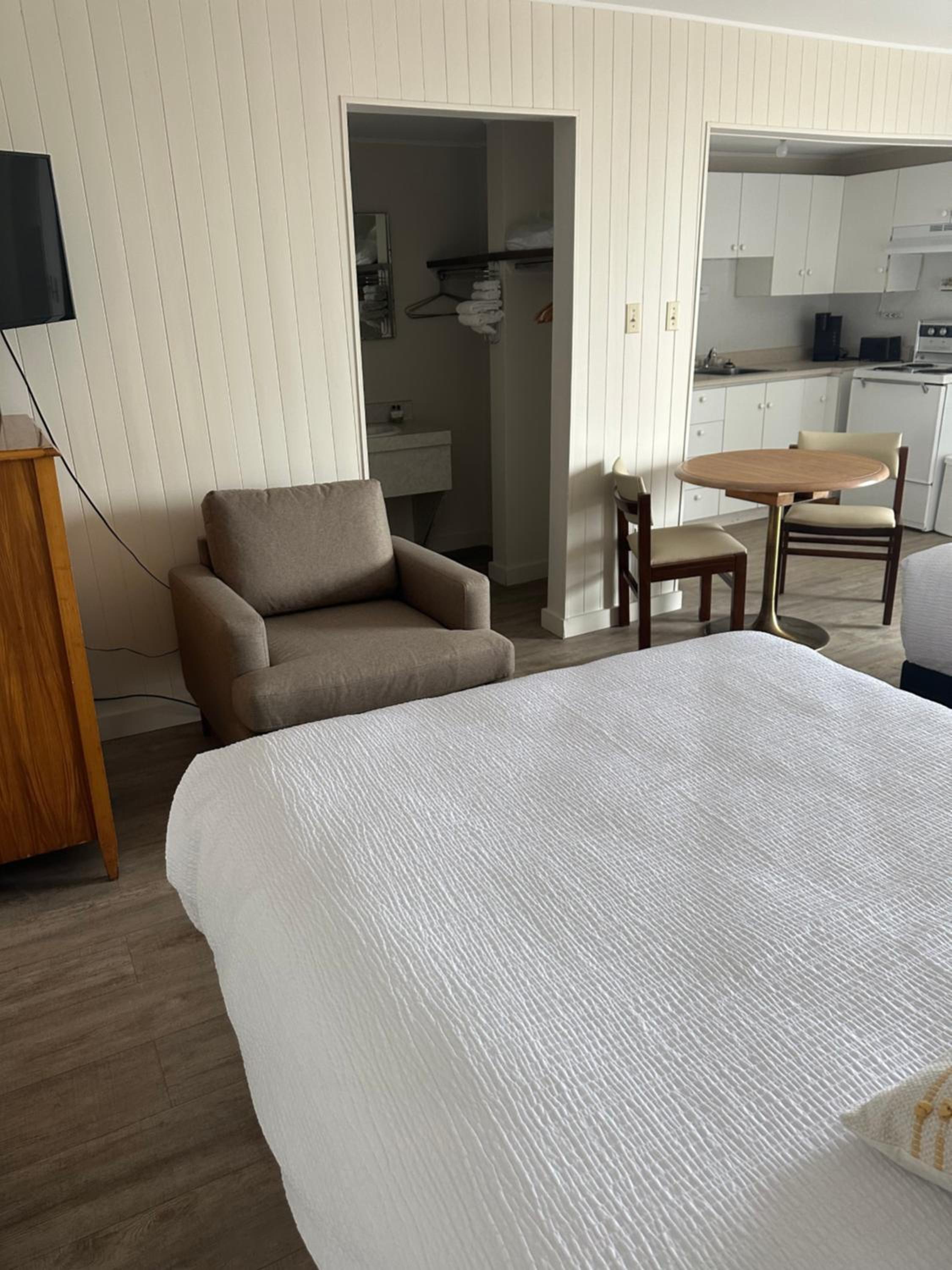 Queen Room with Kitchenette photo 3