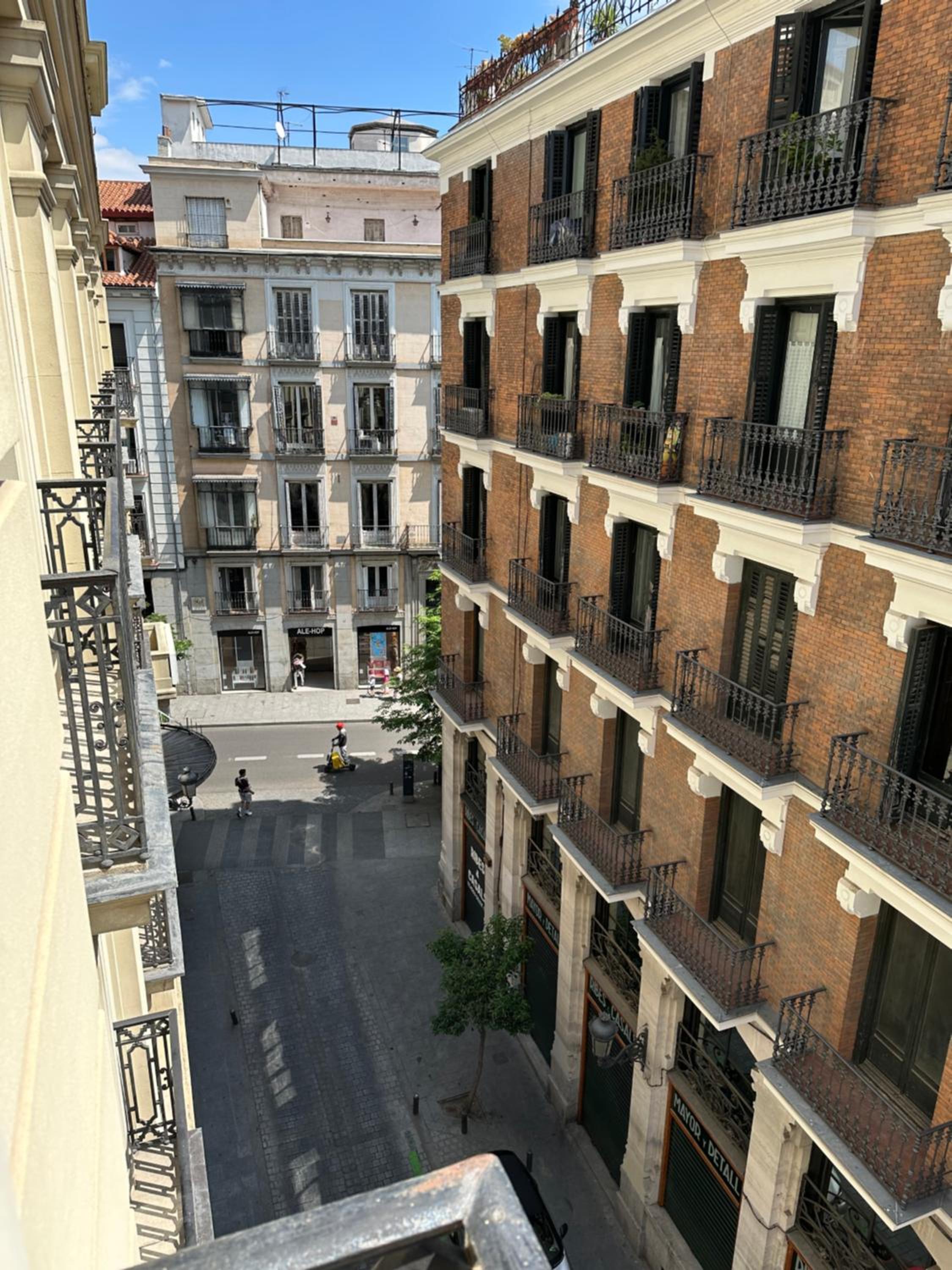Double Room with Balcony and City View - Photo 8