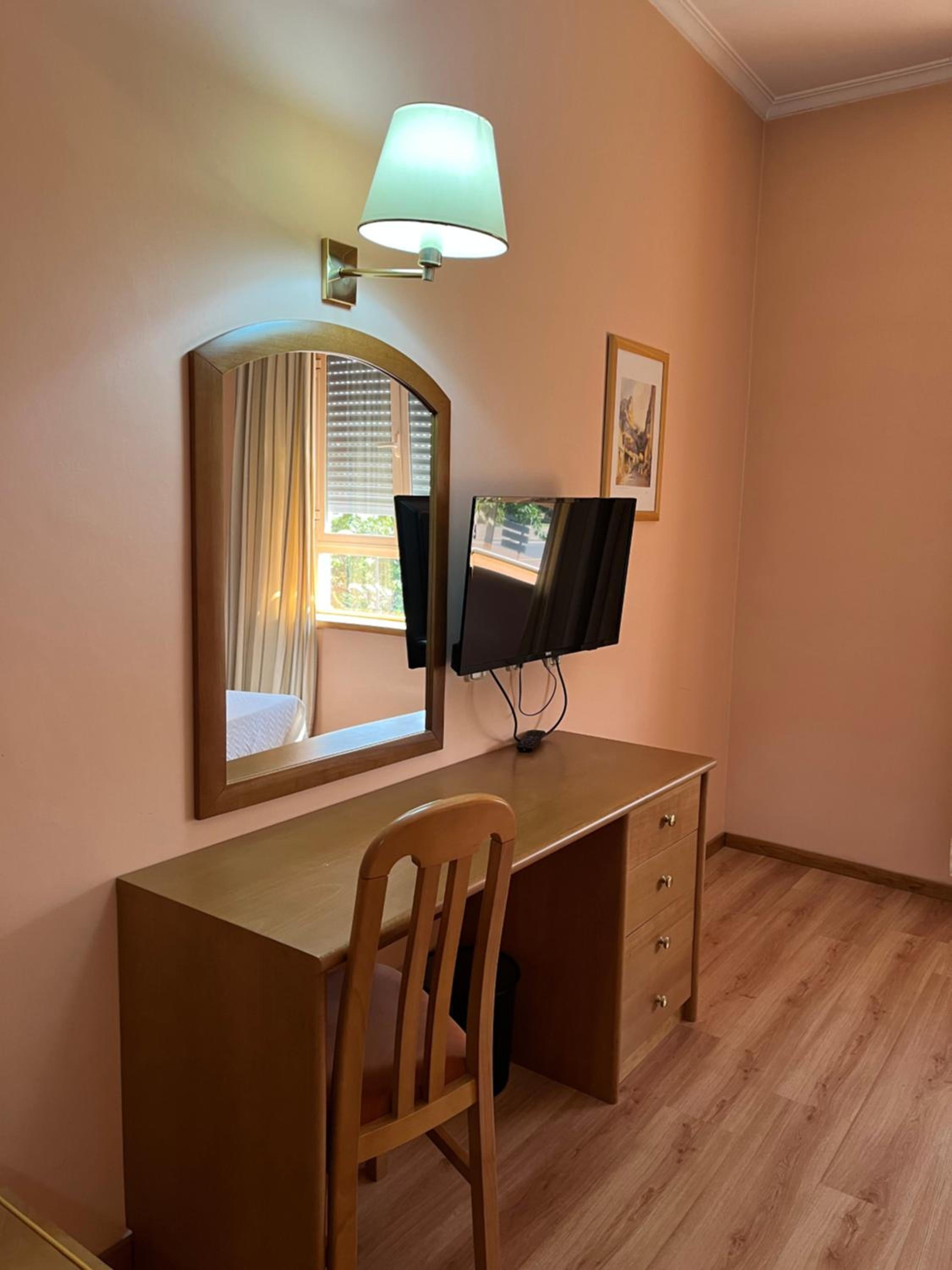 Double Room with River View - Photo 4
