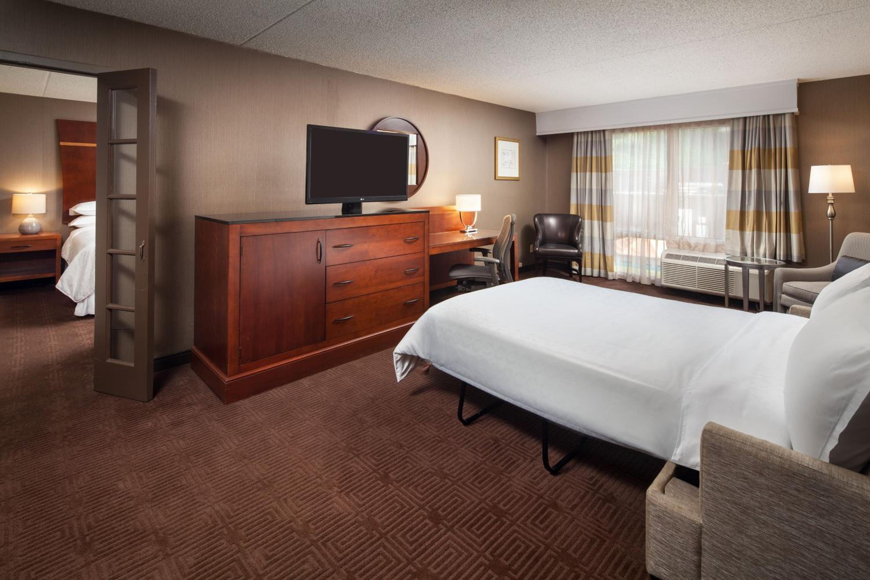 1 Bedroom Executive Suite, 1 King, Sofa bed, Mountain view - Photo 2