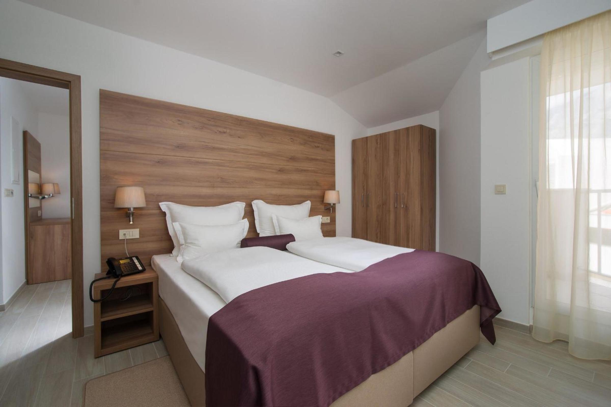 One-Bedroom Suite with Balcony - Photo 3