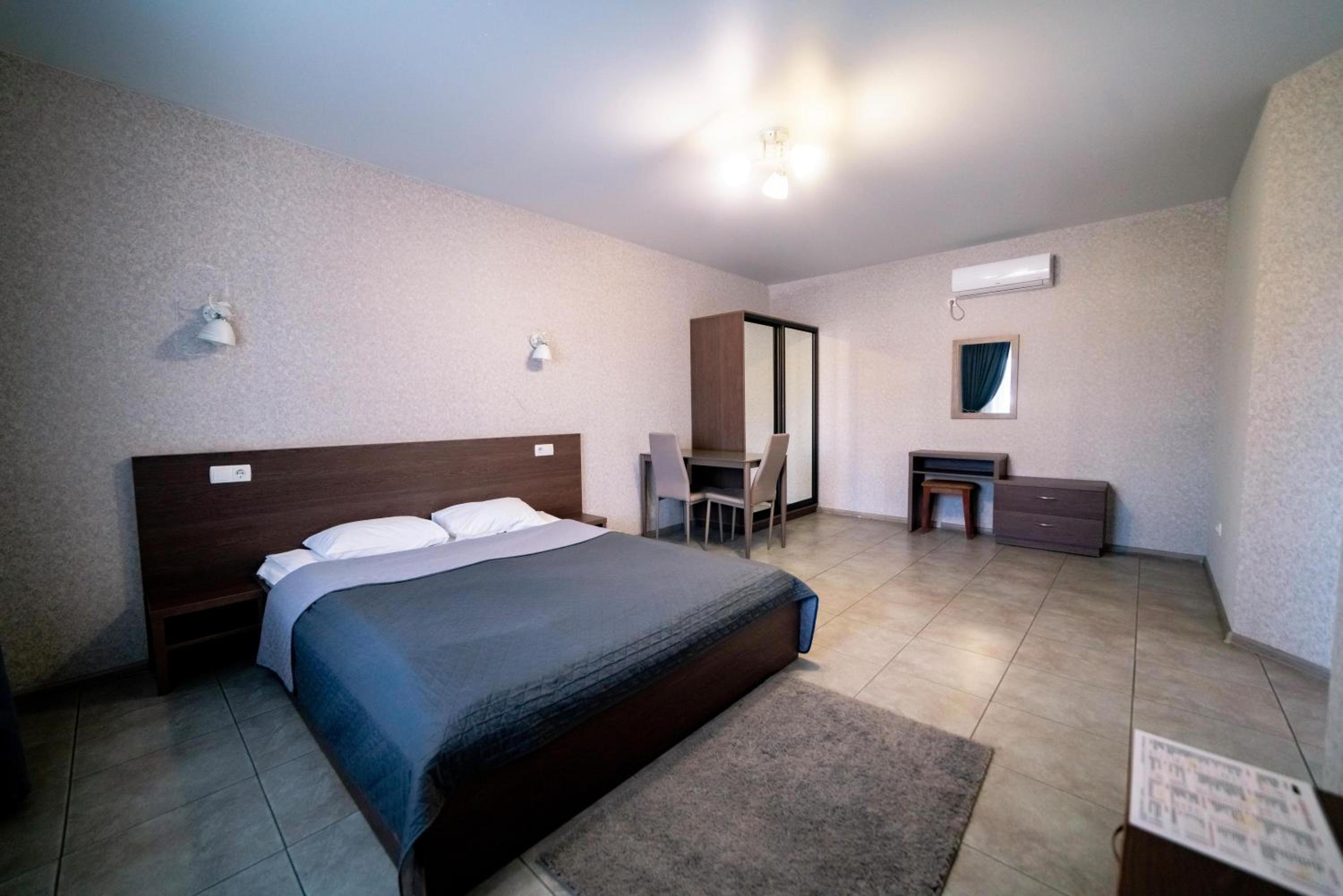Large Double Room photo 1