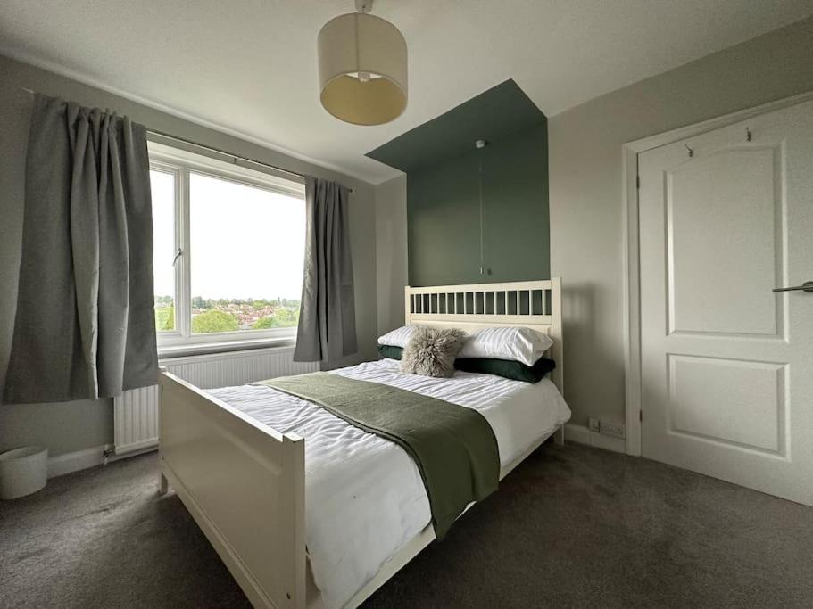 Five-Bedroom House photo 1