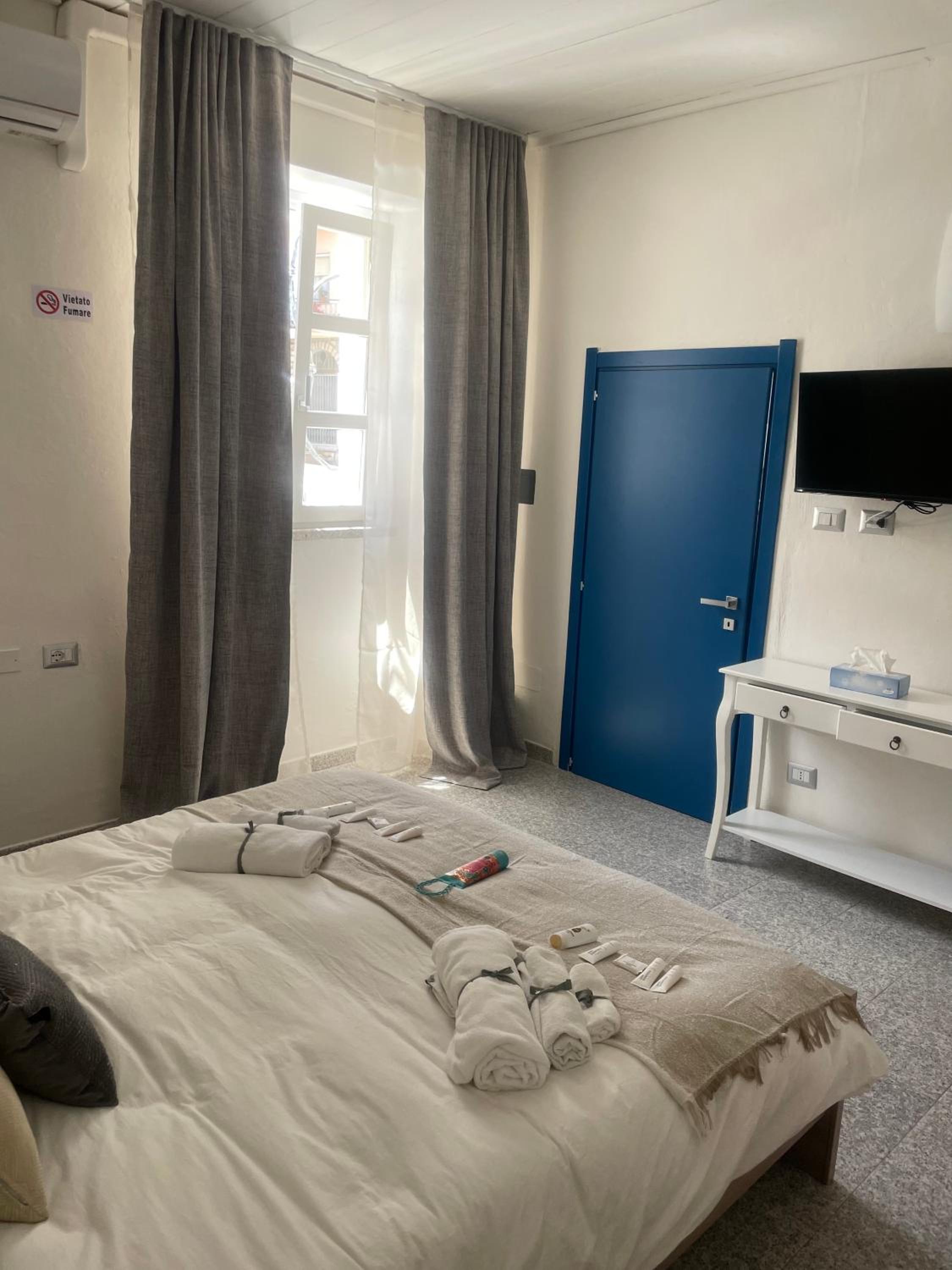 Double Room with Shared Bathroom photo 1