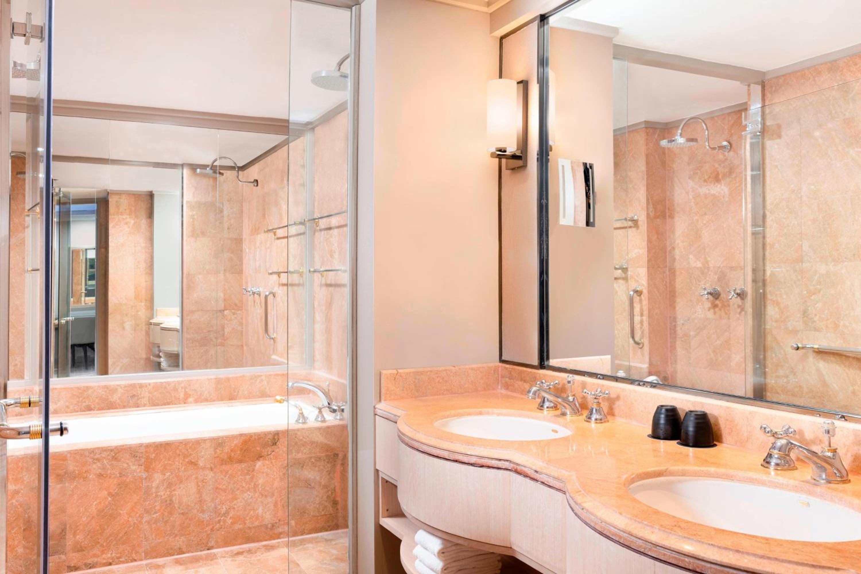 1 King Bed, City View, Club Lounge Access, 1-Bedroom Suite 1 King Bed, City View, Club Lounge Access, 1-Bedroom Suite