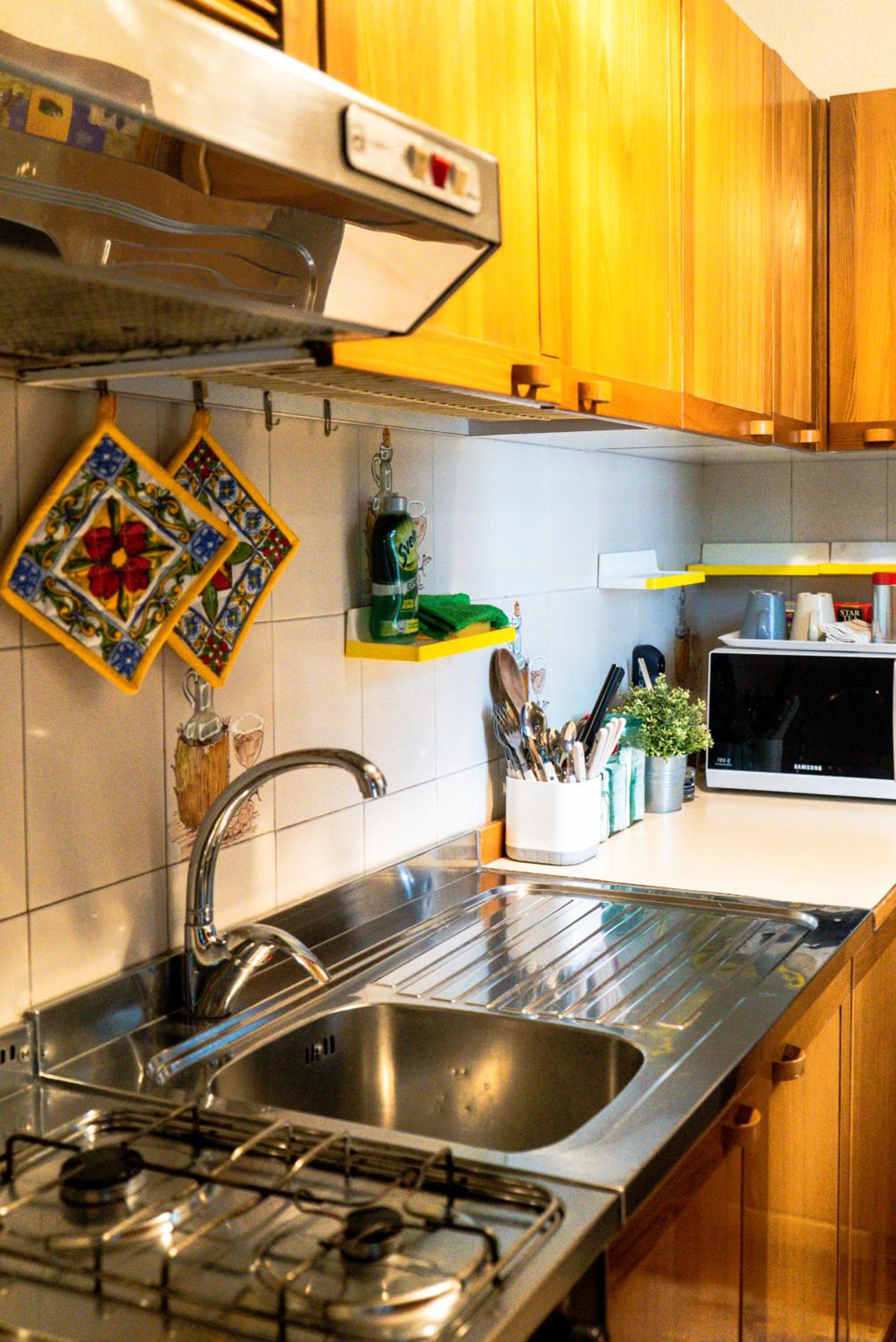 Two-Bedroom House - Photo 18