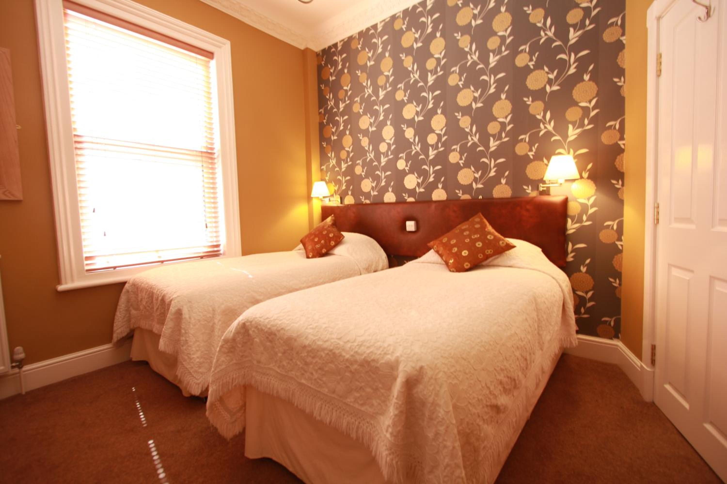 Large Twin Room - First Floor - Room 6 photo 3