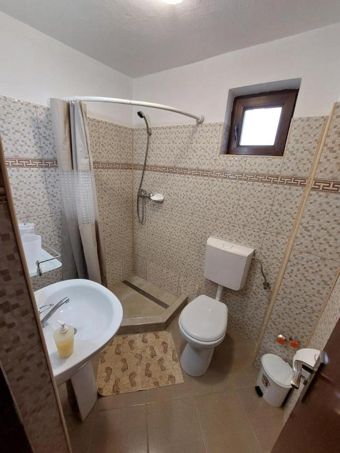 Double Room with Private Bathroom - Photo 2
