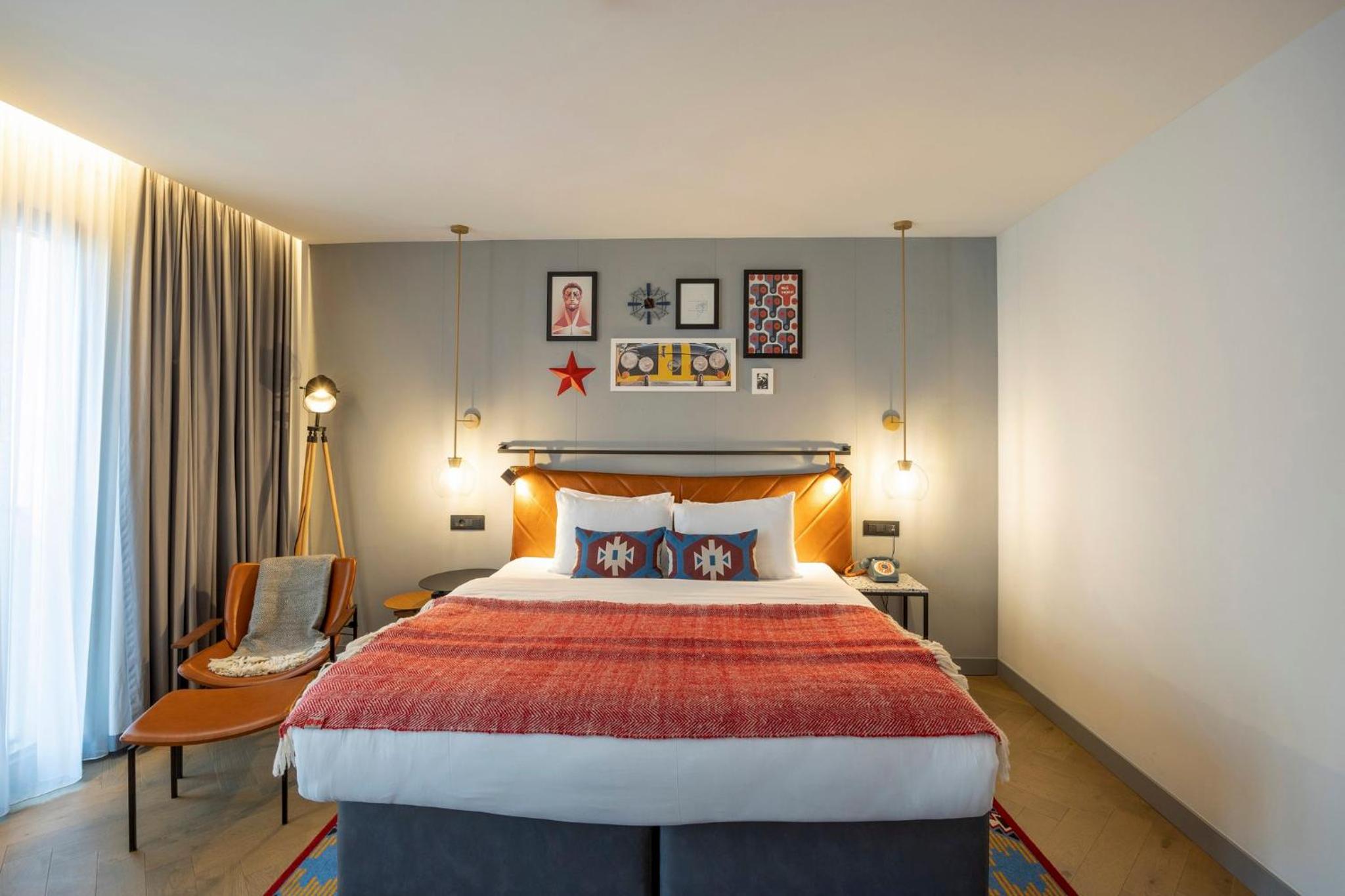 Premium King Room - Photo 7