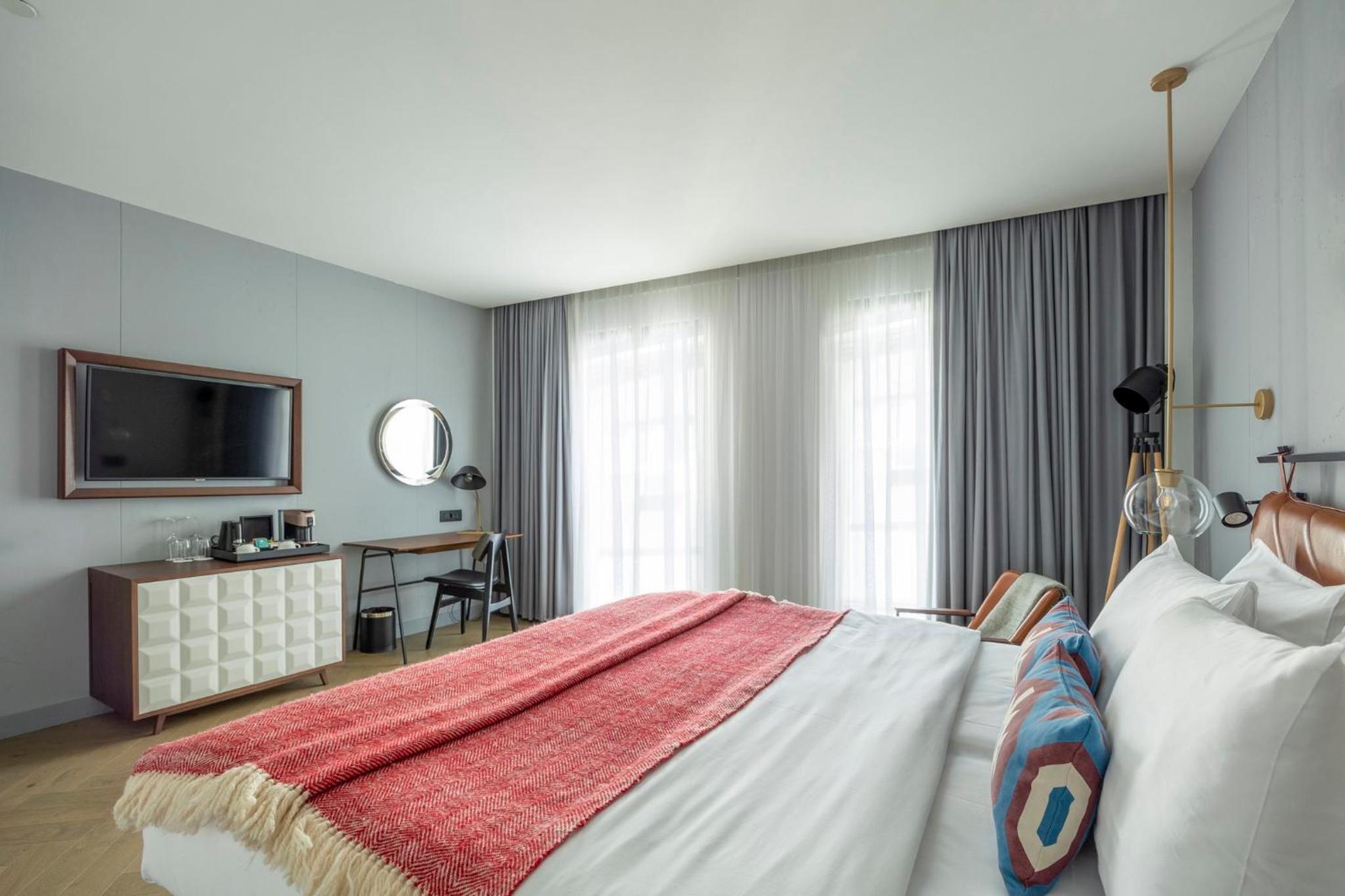 Premium King Room - Photo 14