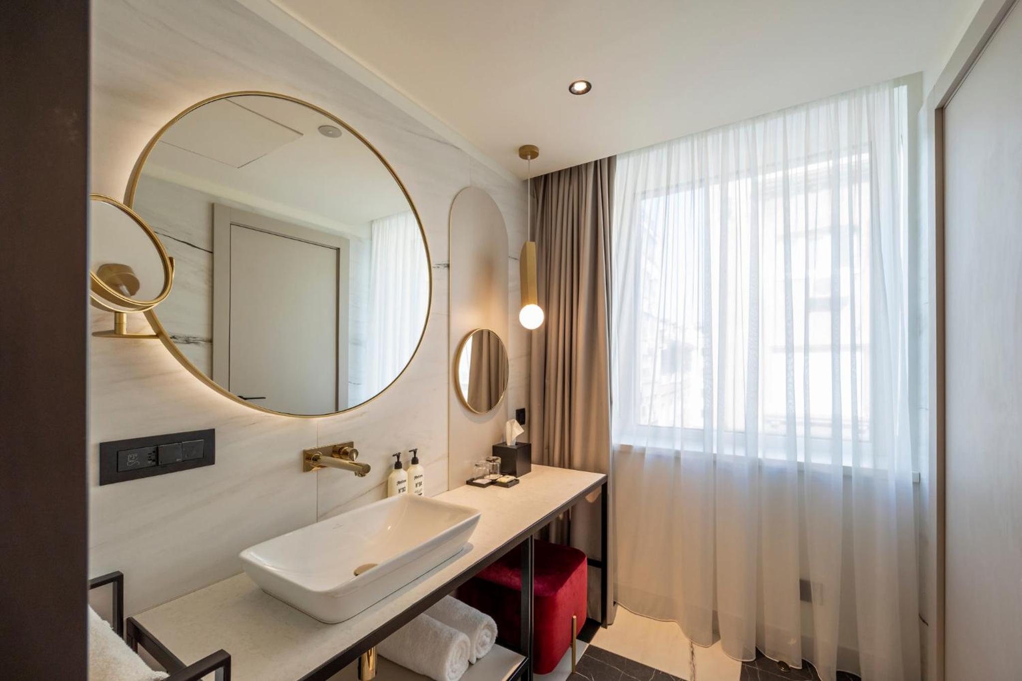 Premium Queen Room with Stocked Mini-bar - Photo 5