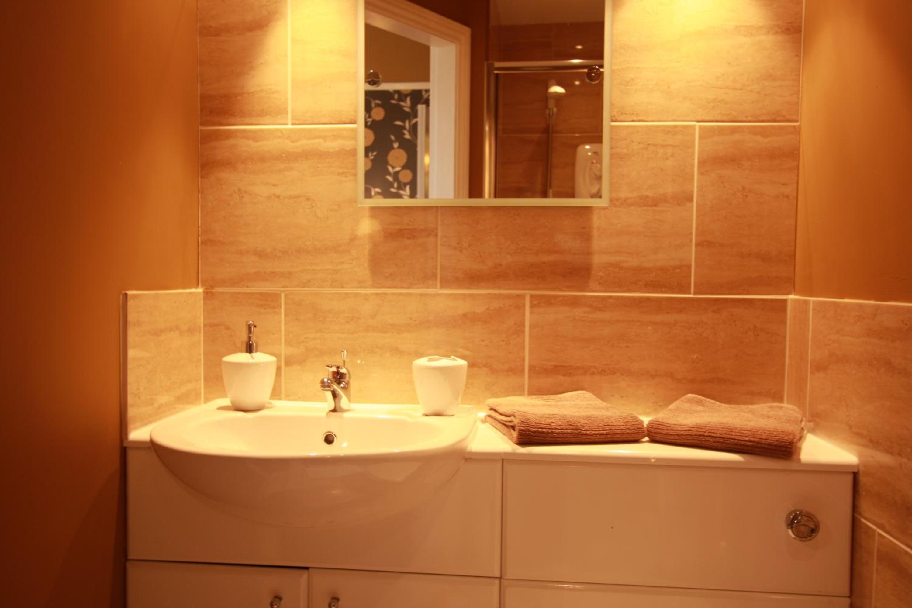 Double Ensuite - Second Floor - Room 7 - Photo 2