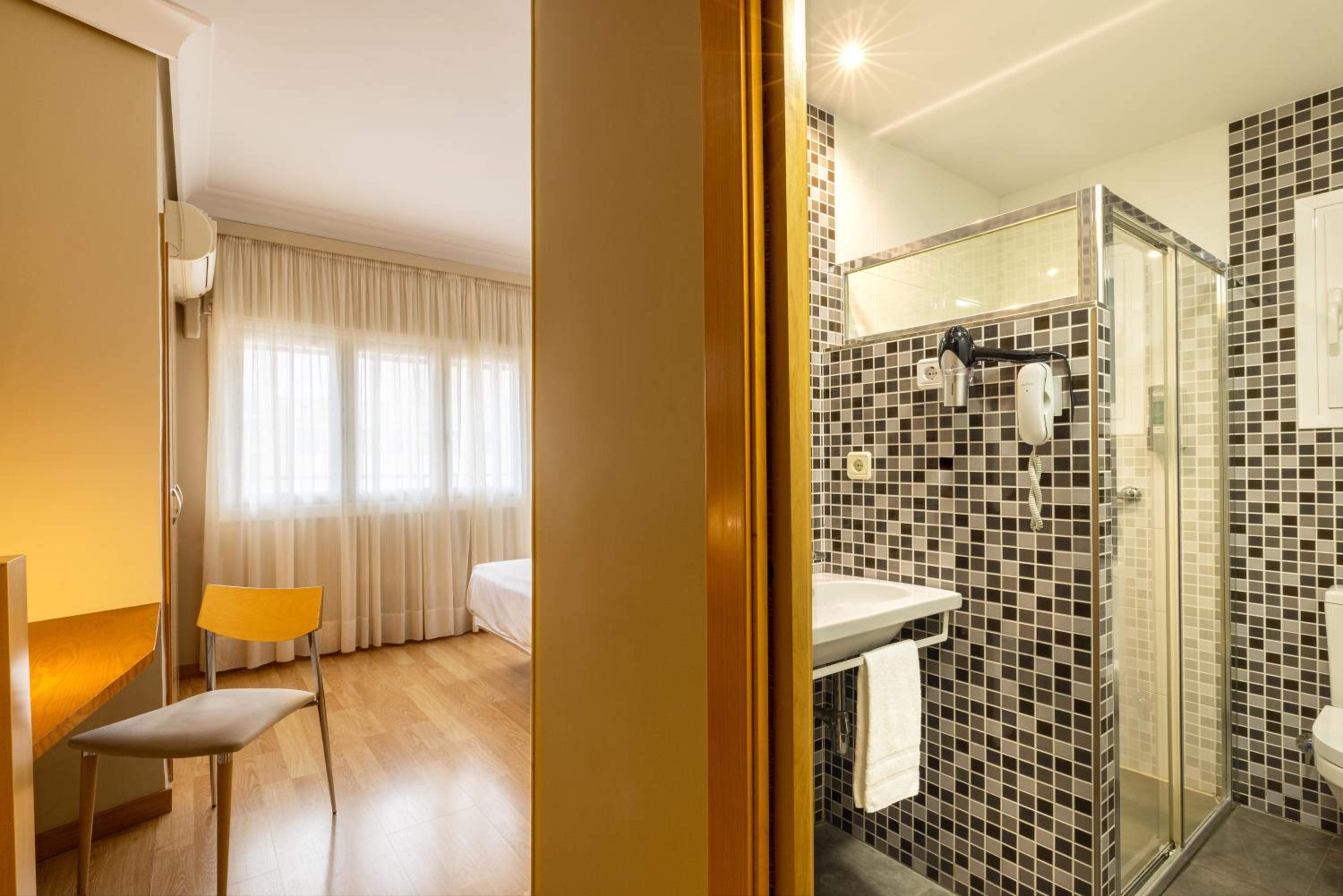 Single Room - Photo 2