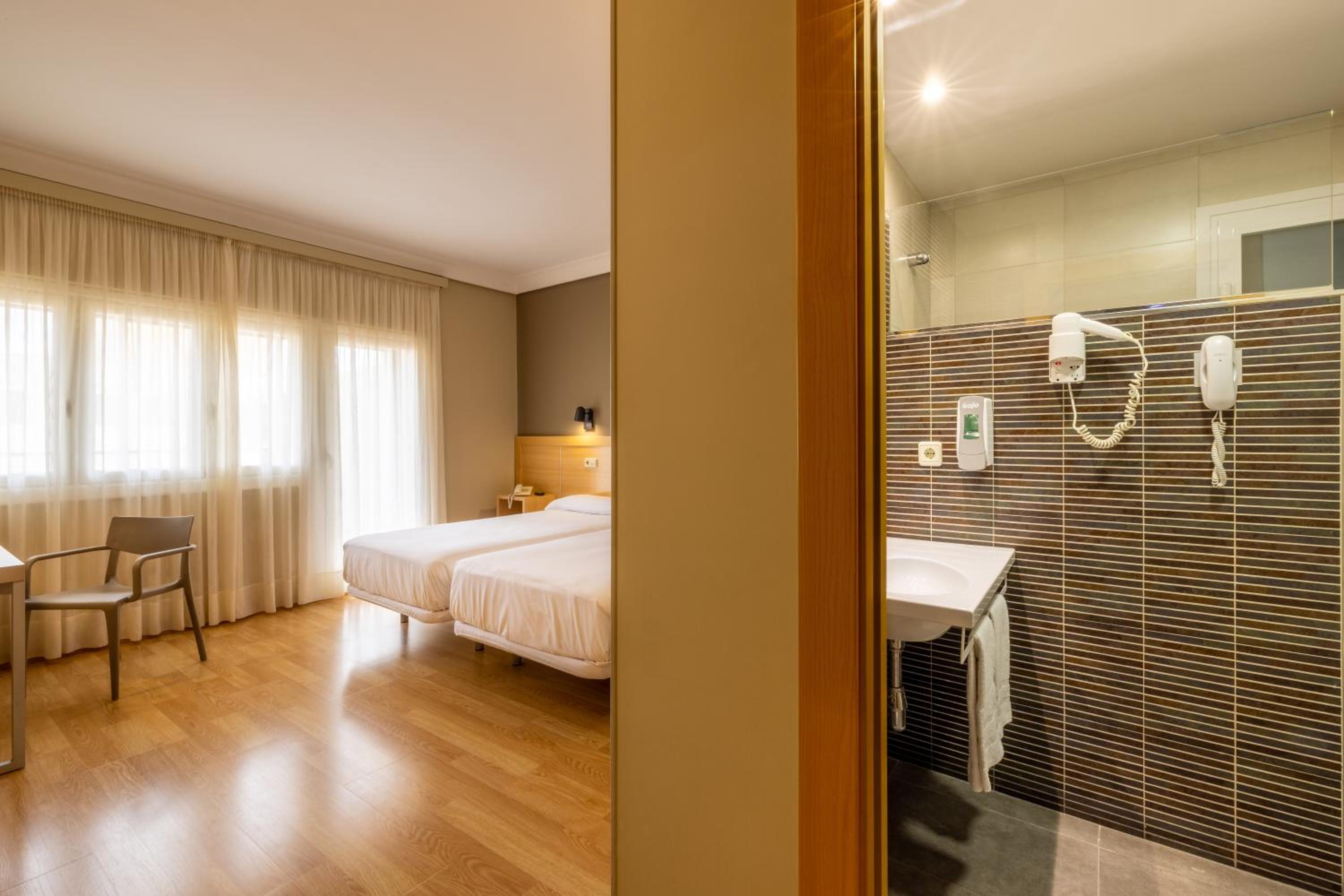 Large Twin Room - Photo 4