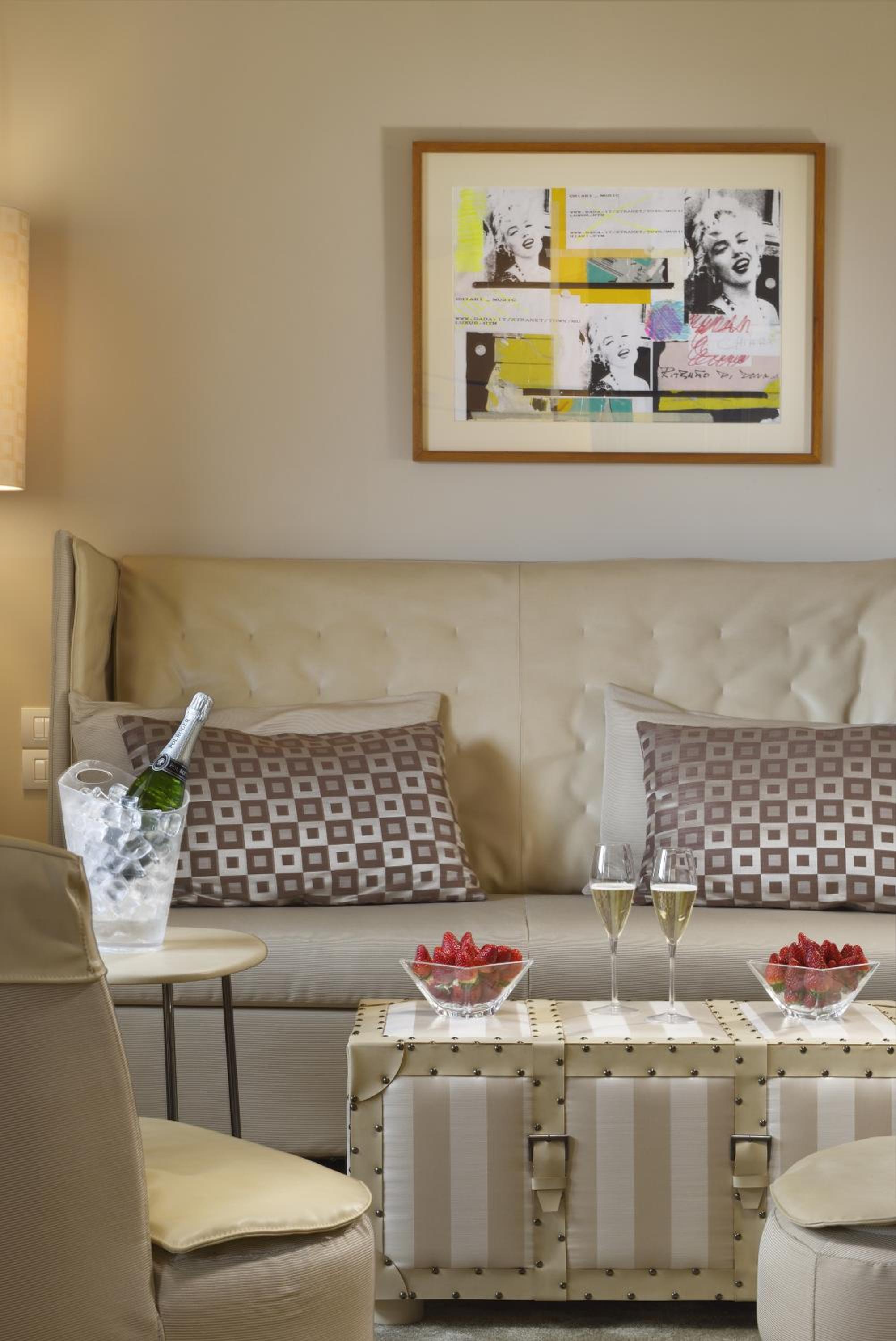 Deluxe Junior Suite thumbnail 5