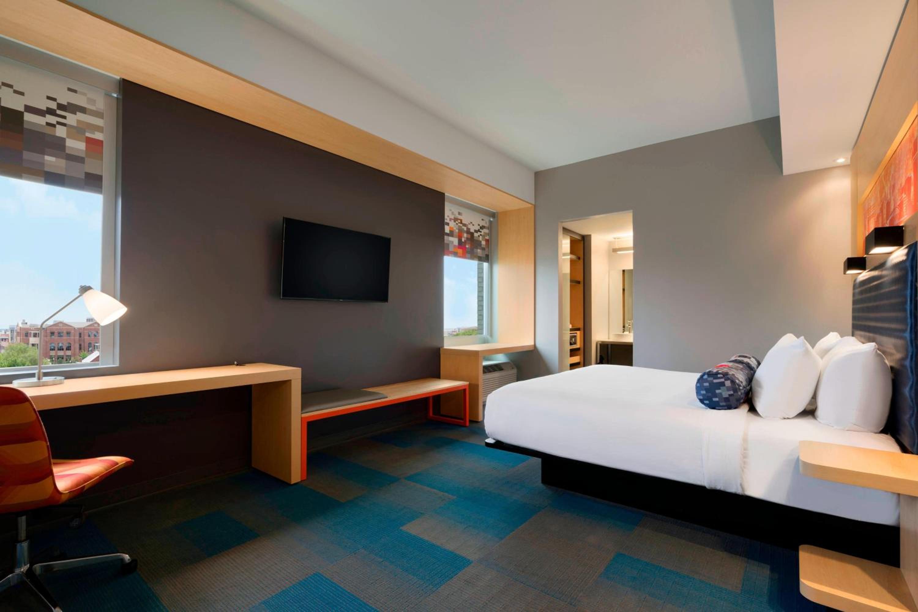Savvy, Guest room, 1 King, City view, Corner room photo 1