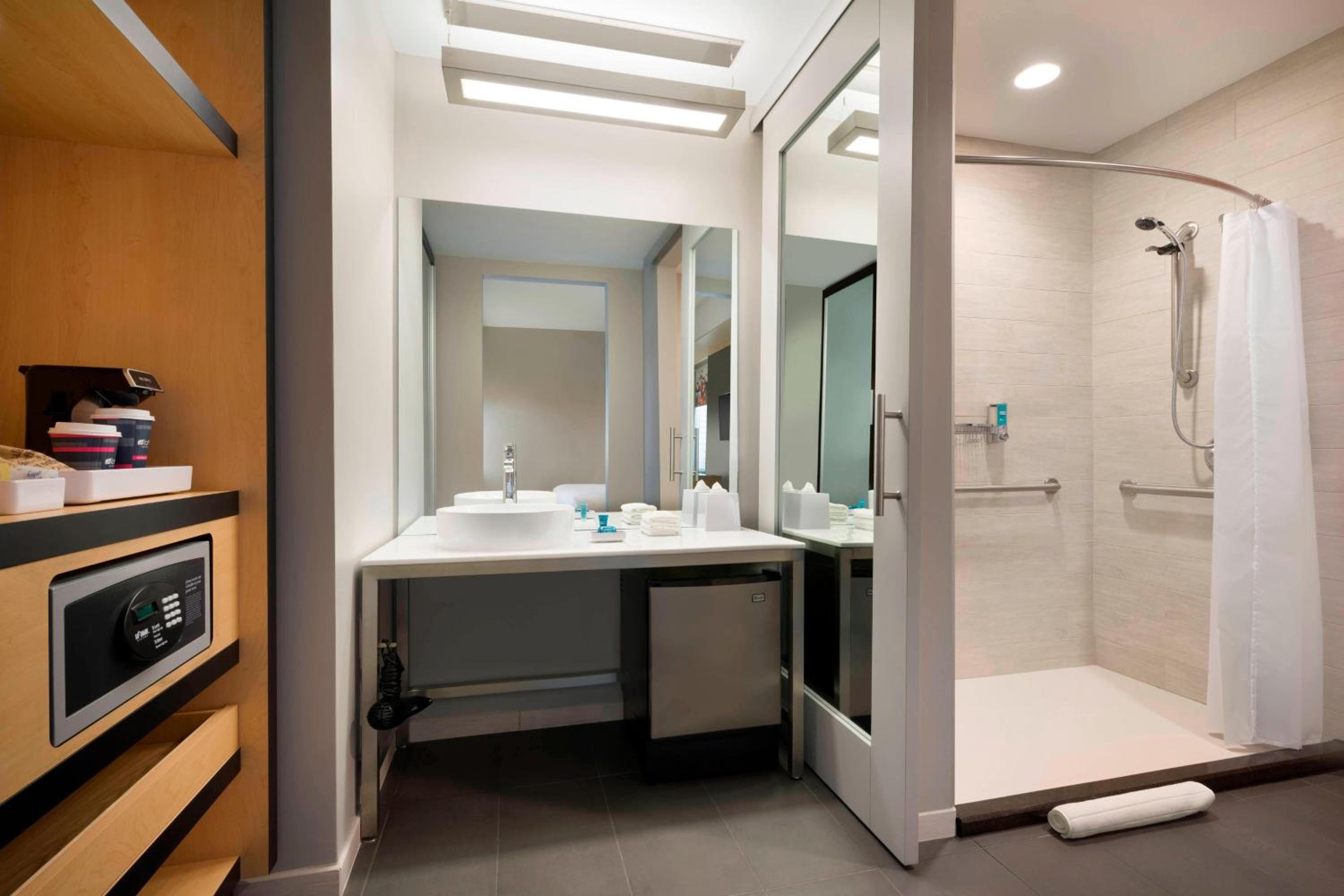Savvy, Guest room, 1 King, City view, Corner room photo 2