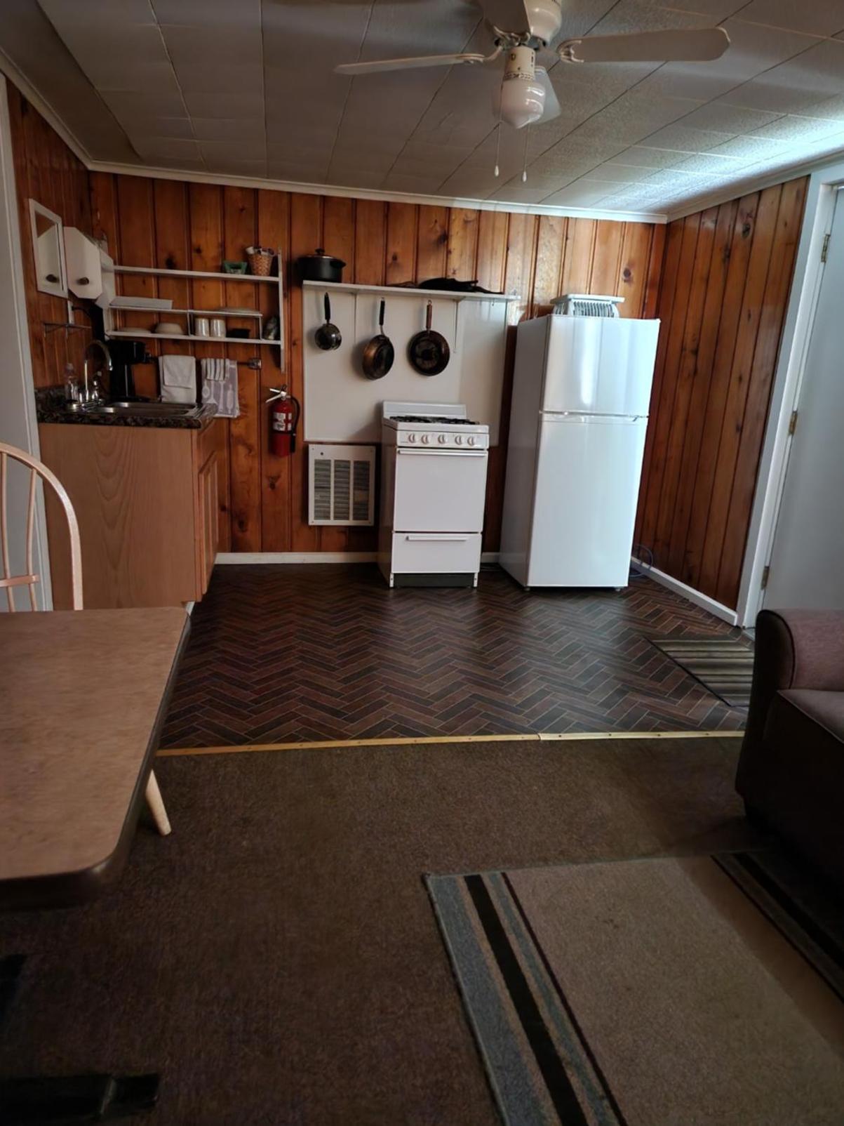 One-Bedroom Bungalow - Photo 2