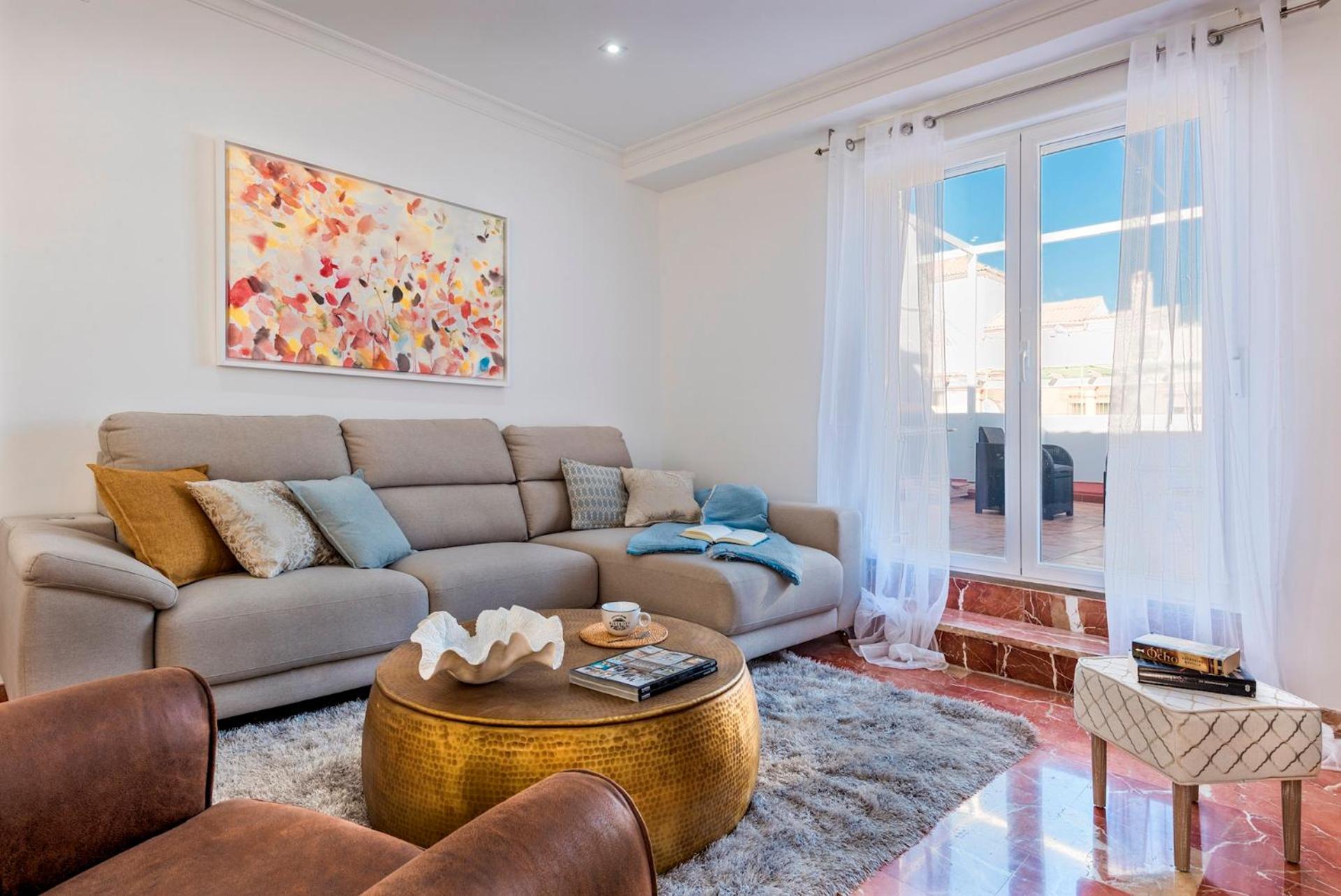 Apartamento de Cuatro Habitaciones con Terraza