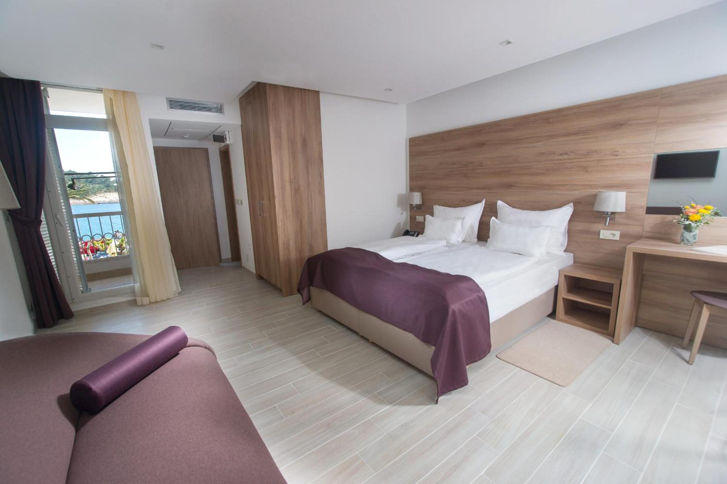 Double Room with Sea View and Balcony - Photo 3