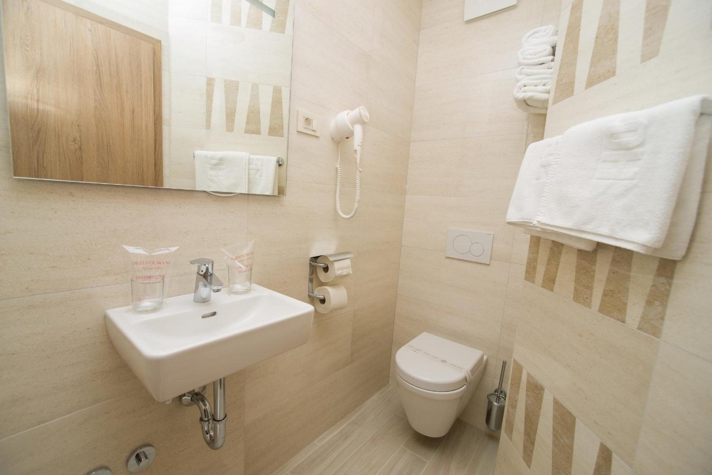 Double Room with Mountain View - Photo 6