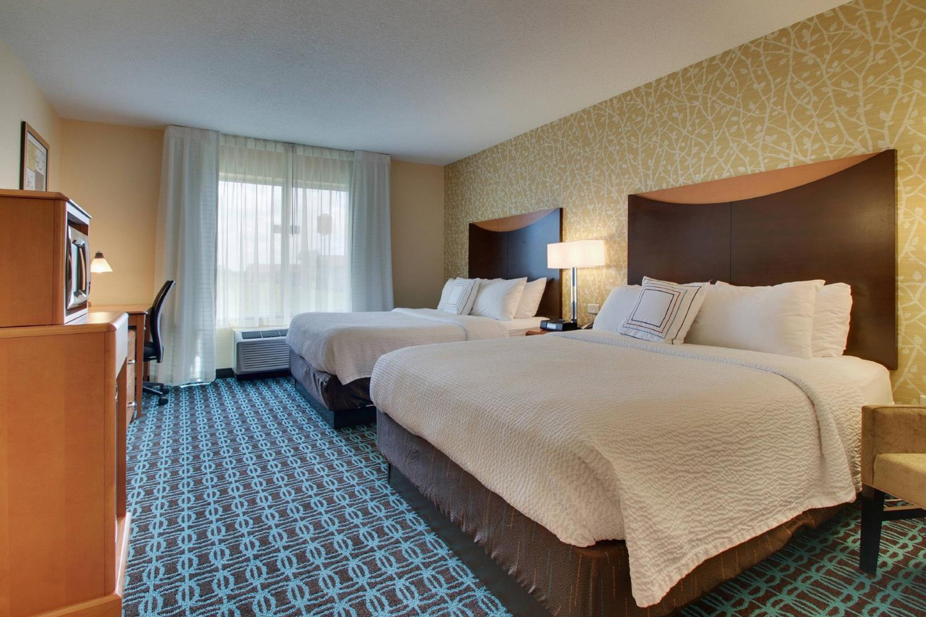 Queen Room with Two Queen Beds - Photo 3