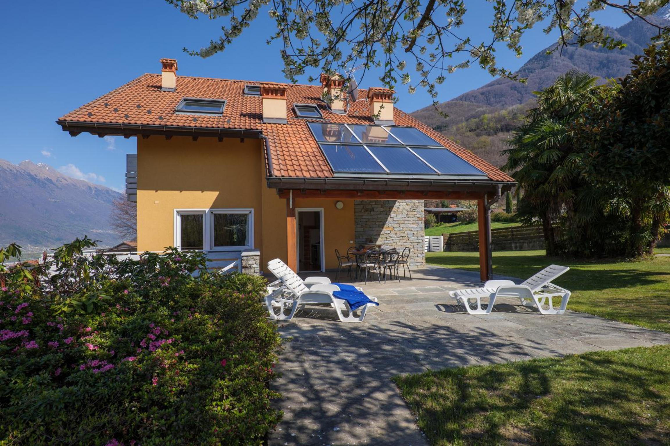 Three-Bedroom Apartment with Private Garden photo 2