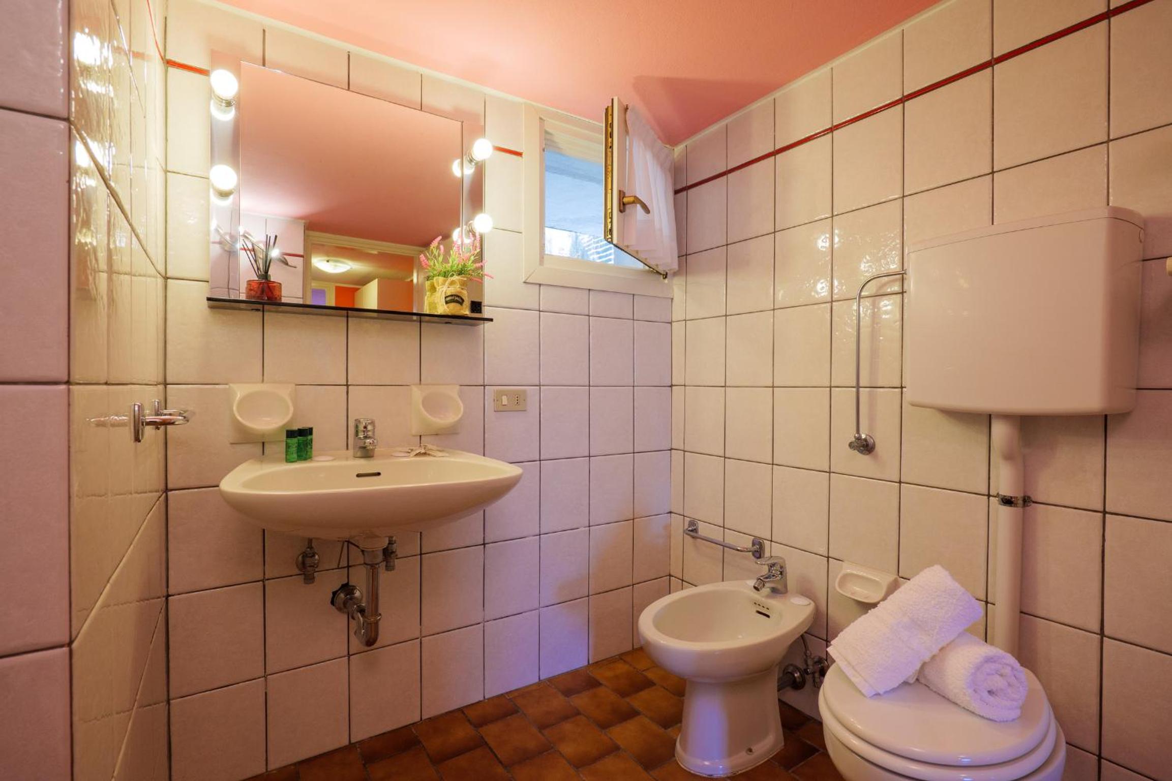 One-Bedroom Apartment with Private Garden photo 2