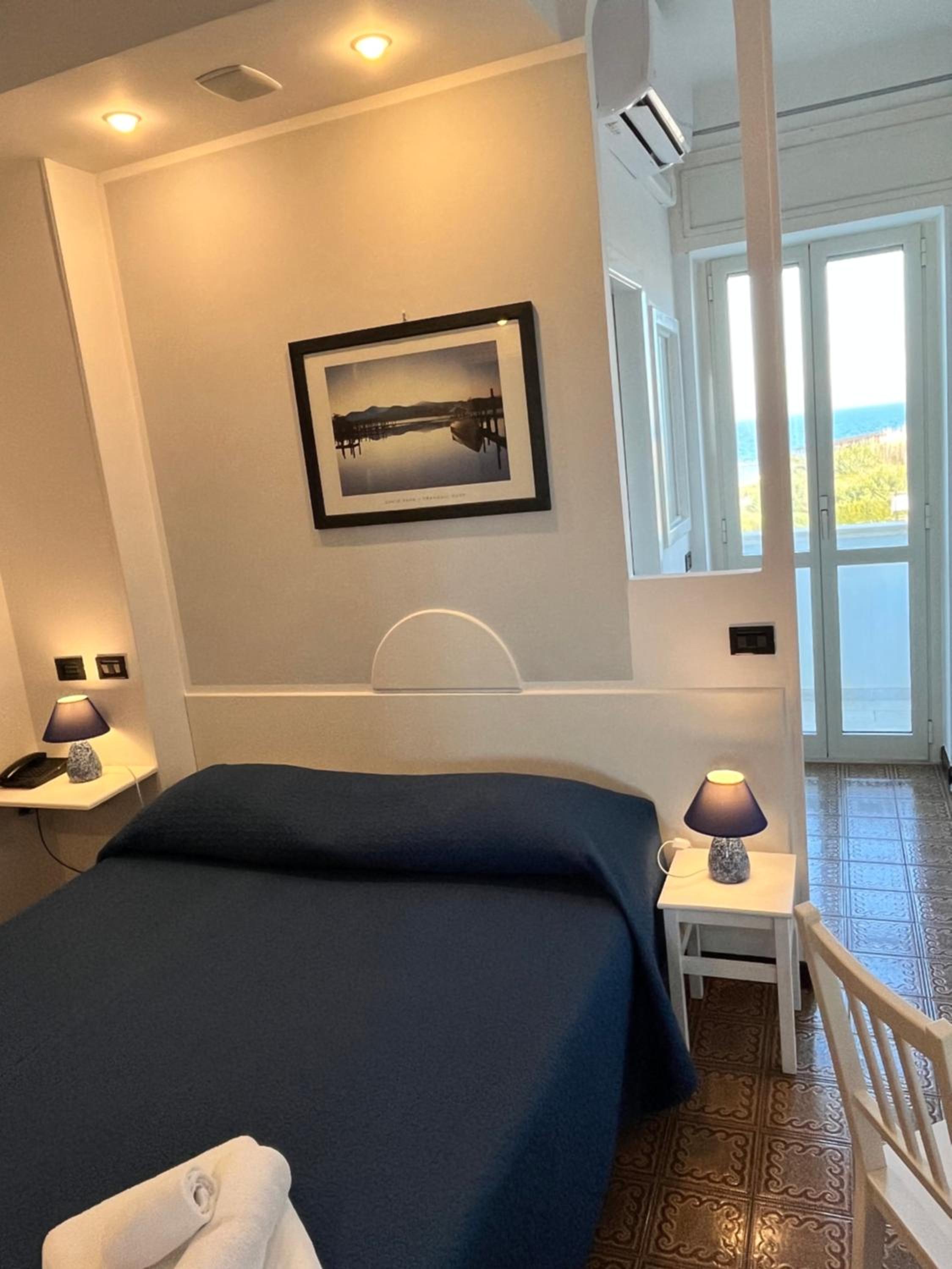 Double Room with Balcony and Sea View - Photo 1