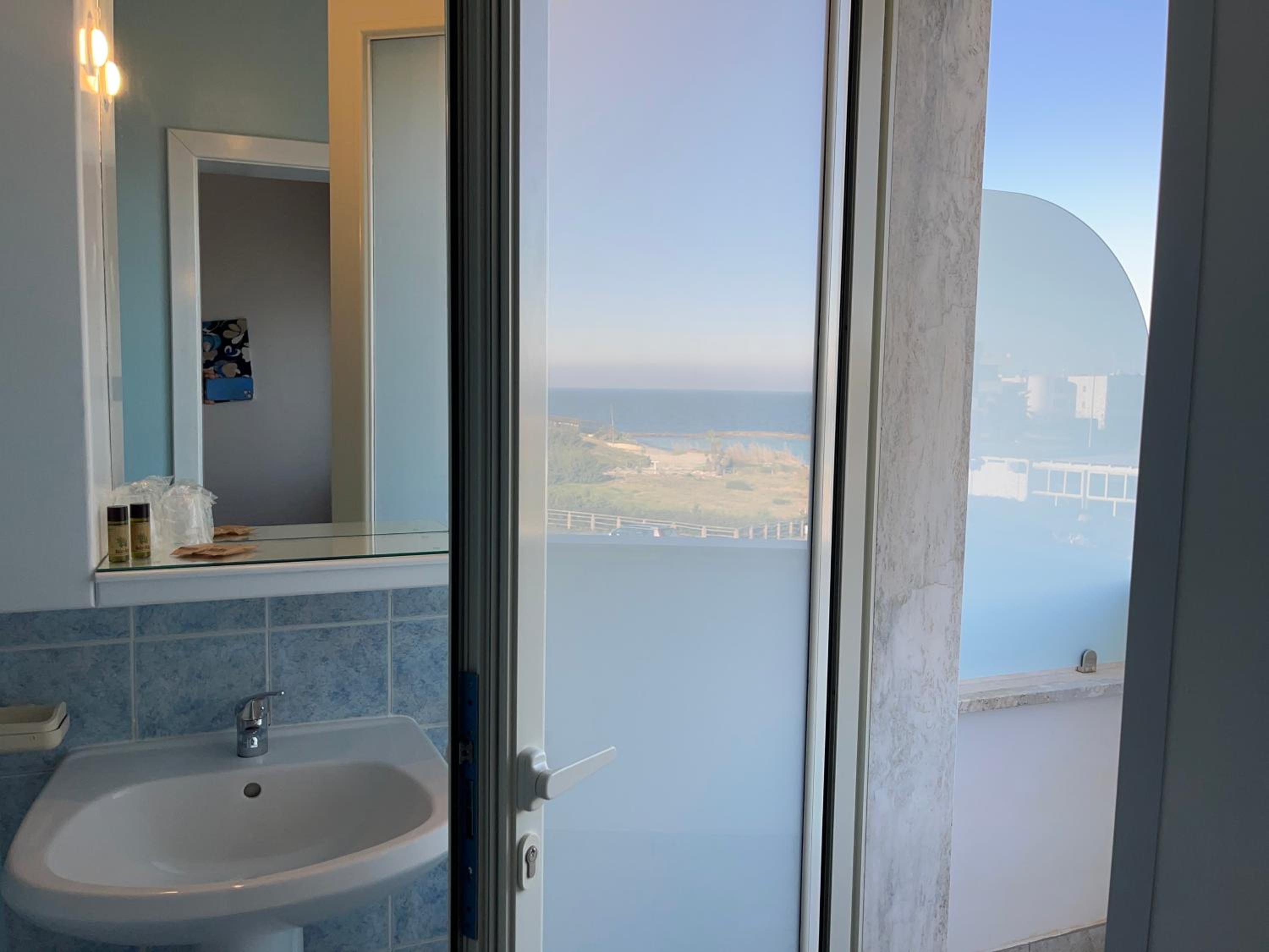 Superior Triple Room with Sea View - Photo 2
