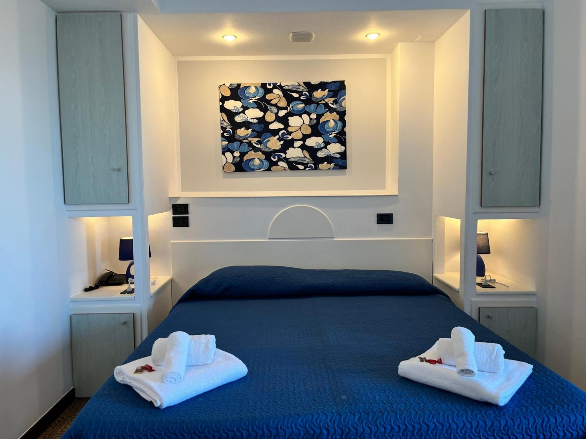 Queen Room with Sea View - Photo 2