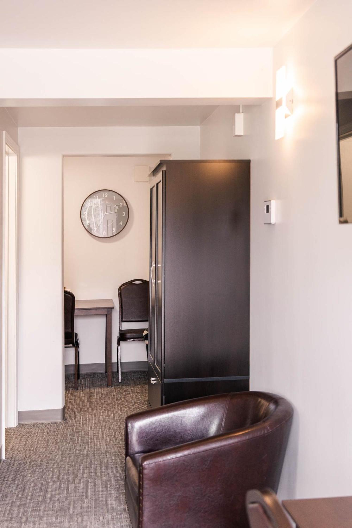 Deluxe Queen Suite - Photo 5