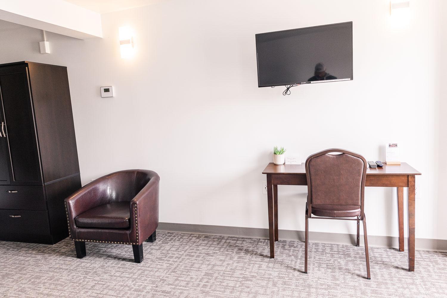 Deluxe Queen Suite - Photo 9