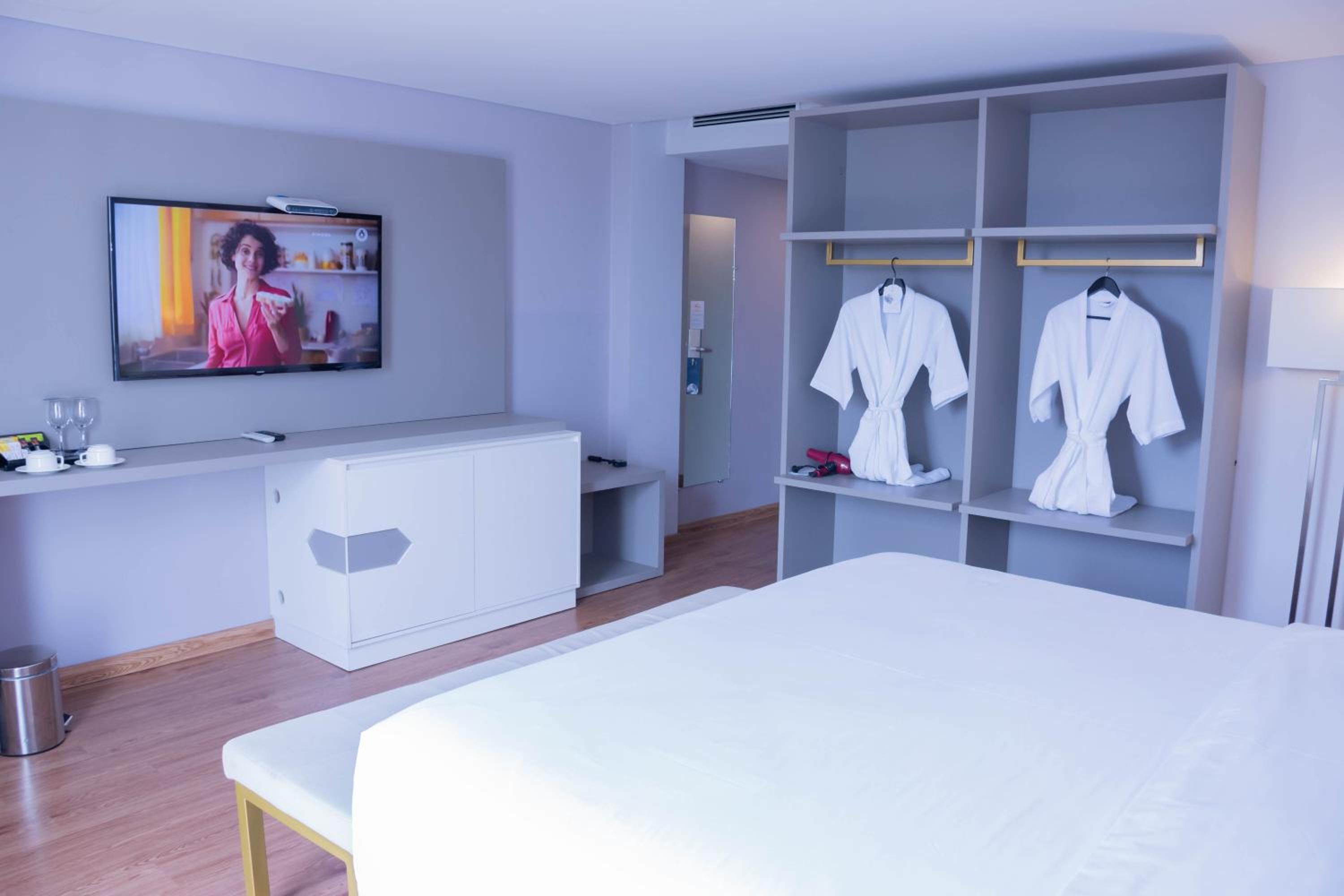 King Room with Pool View photo 3