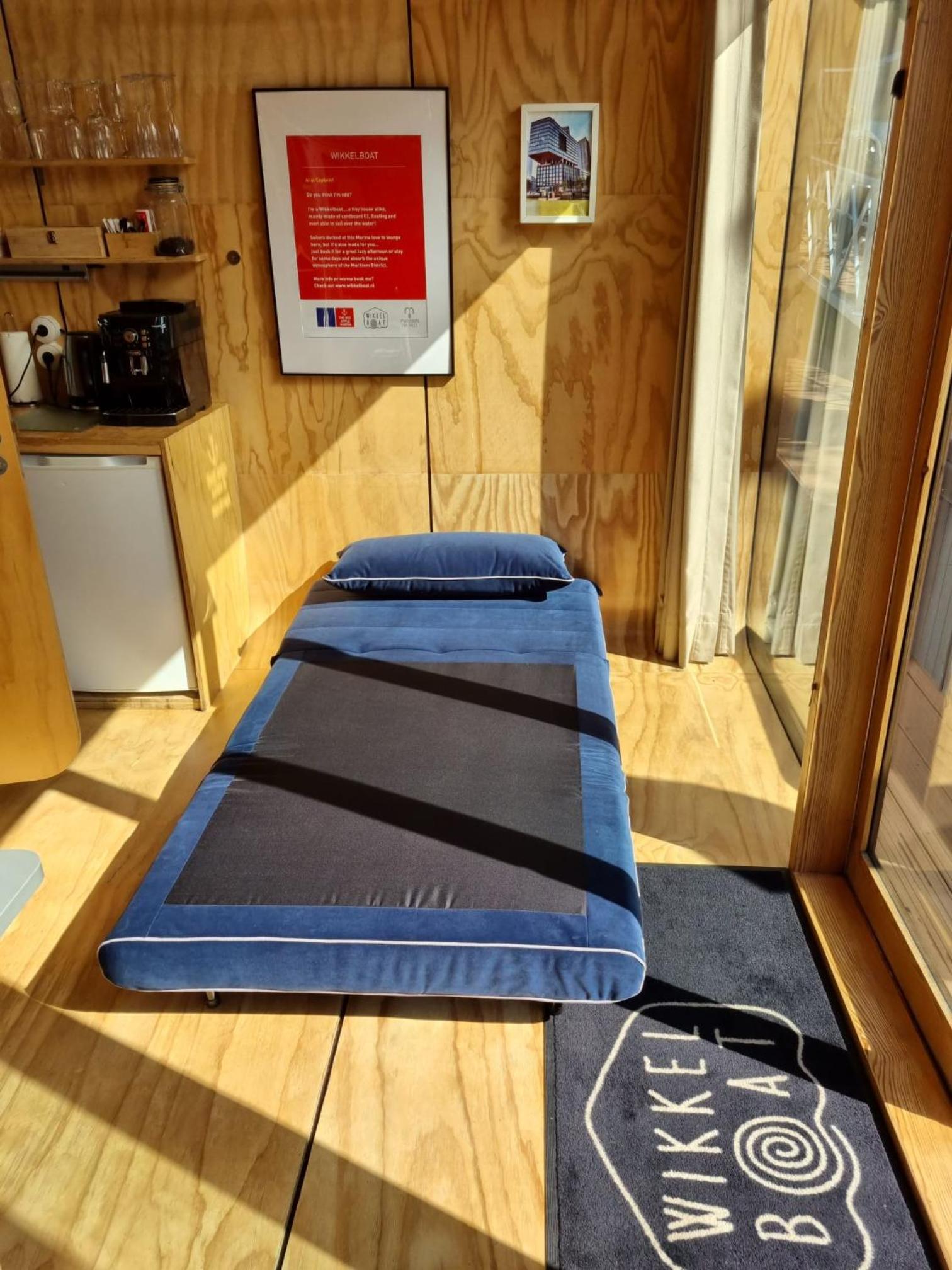 House Boat with Spa - Photo 15
