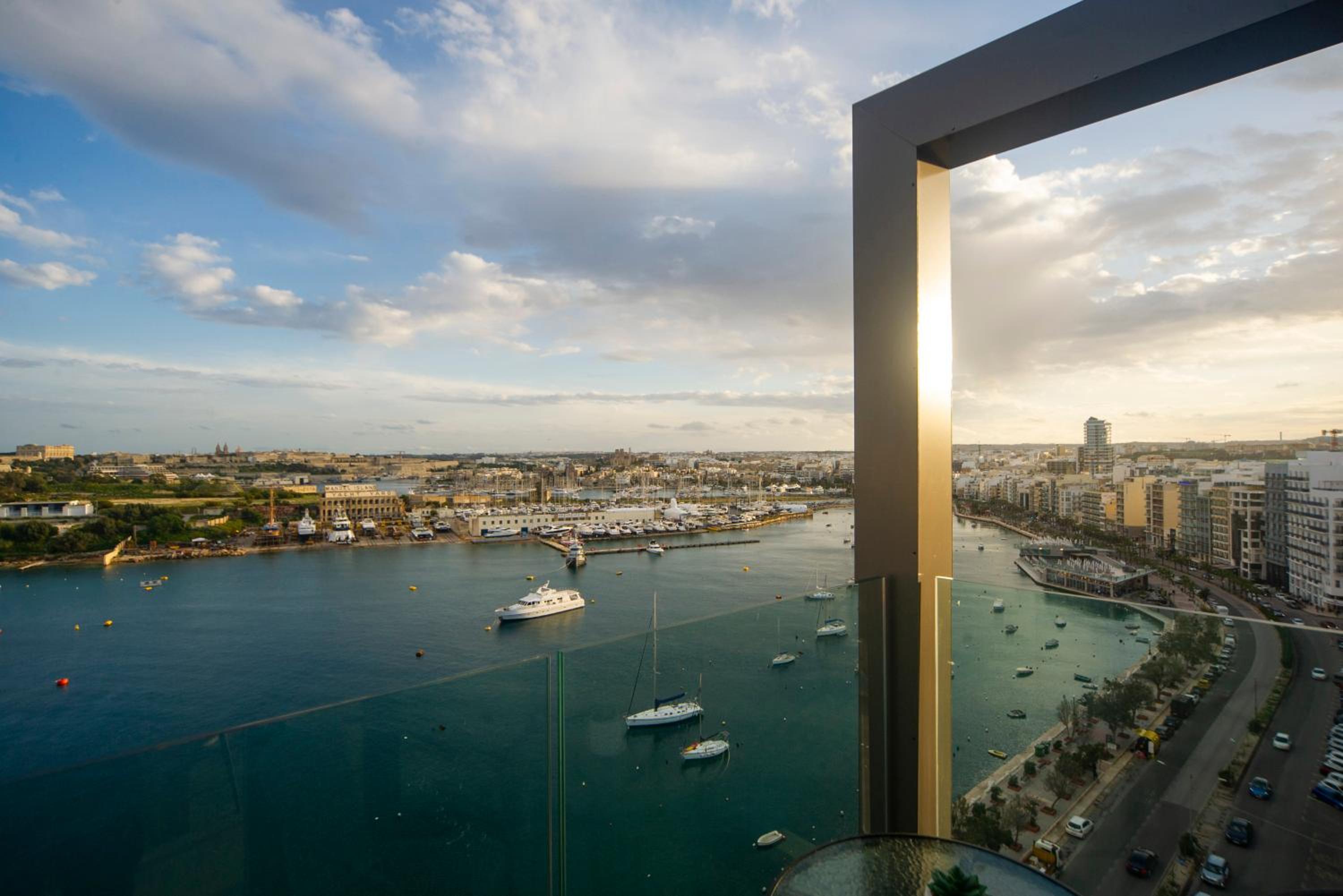 Deluxe Double Room with Balcony and Sea View - Photo 16