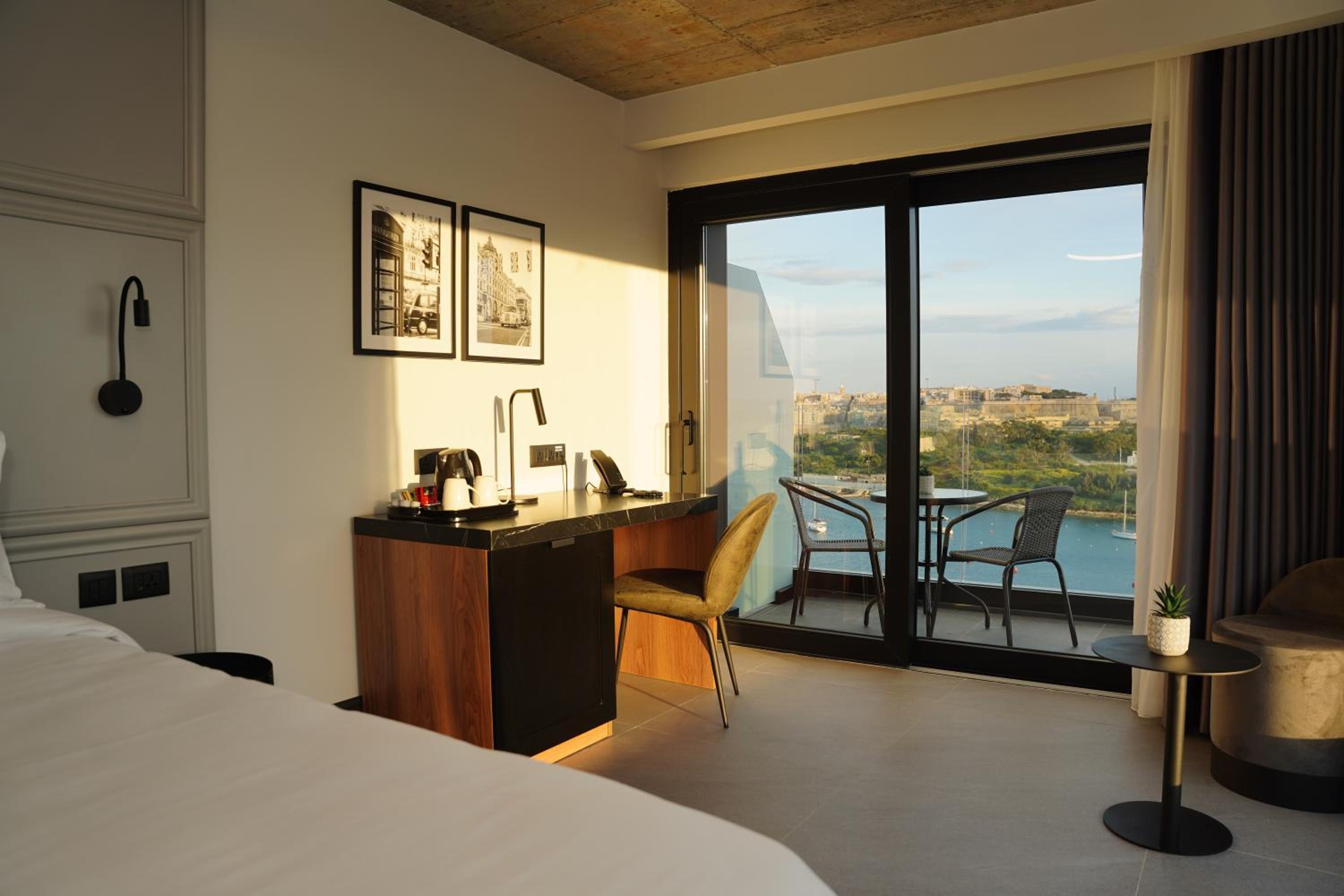 Deluxe Double Room with Balcony and Sea View - Photo 14