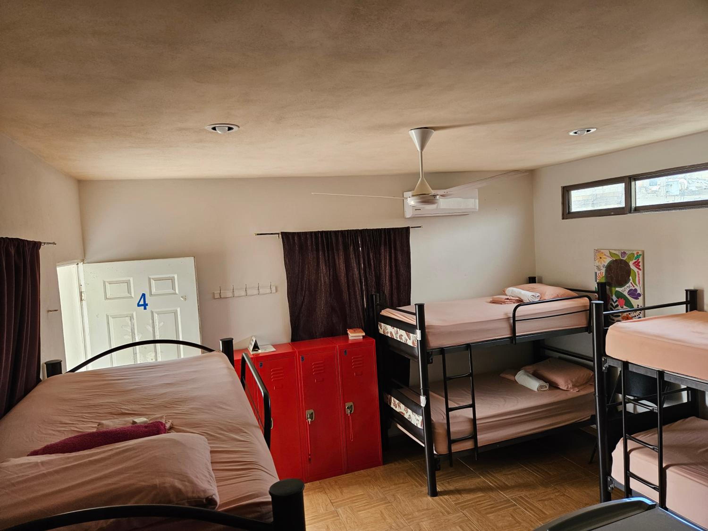 Bed in 6-Bed Mixed Dormitory Room photo 2