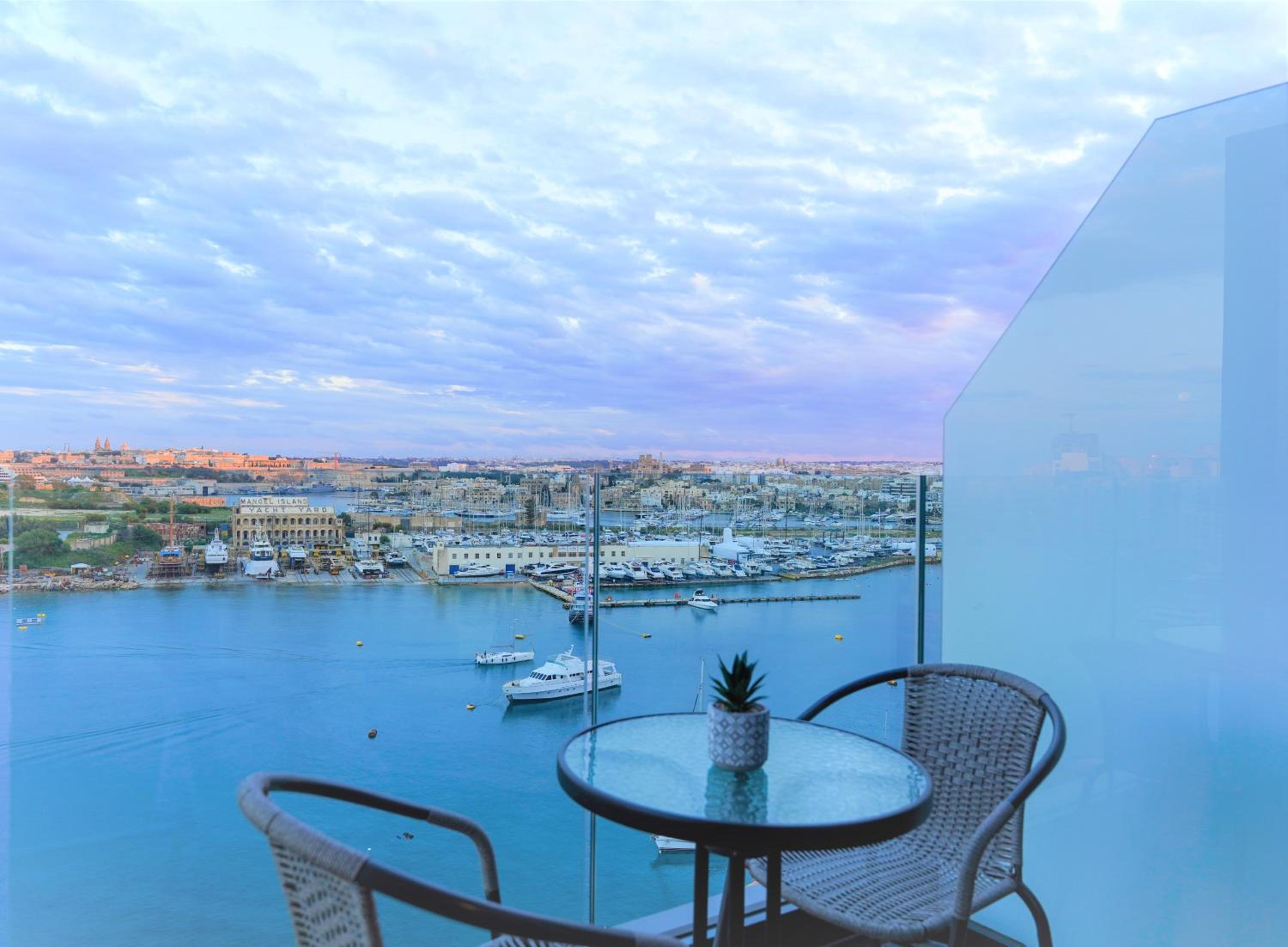 Deluxe Double Room with Balcony and Sea View - Photo 13