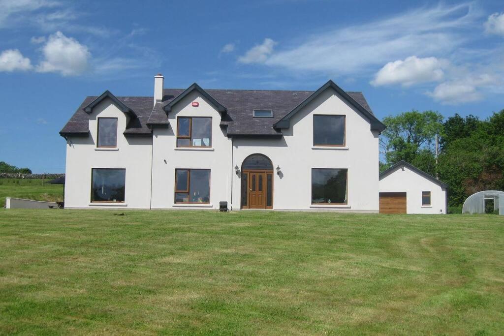 Five-Bedroom House photo 2