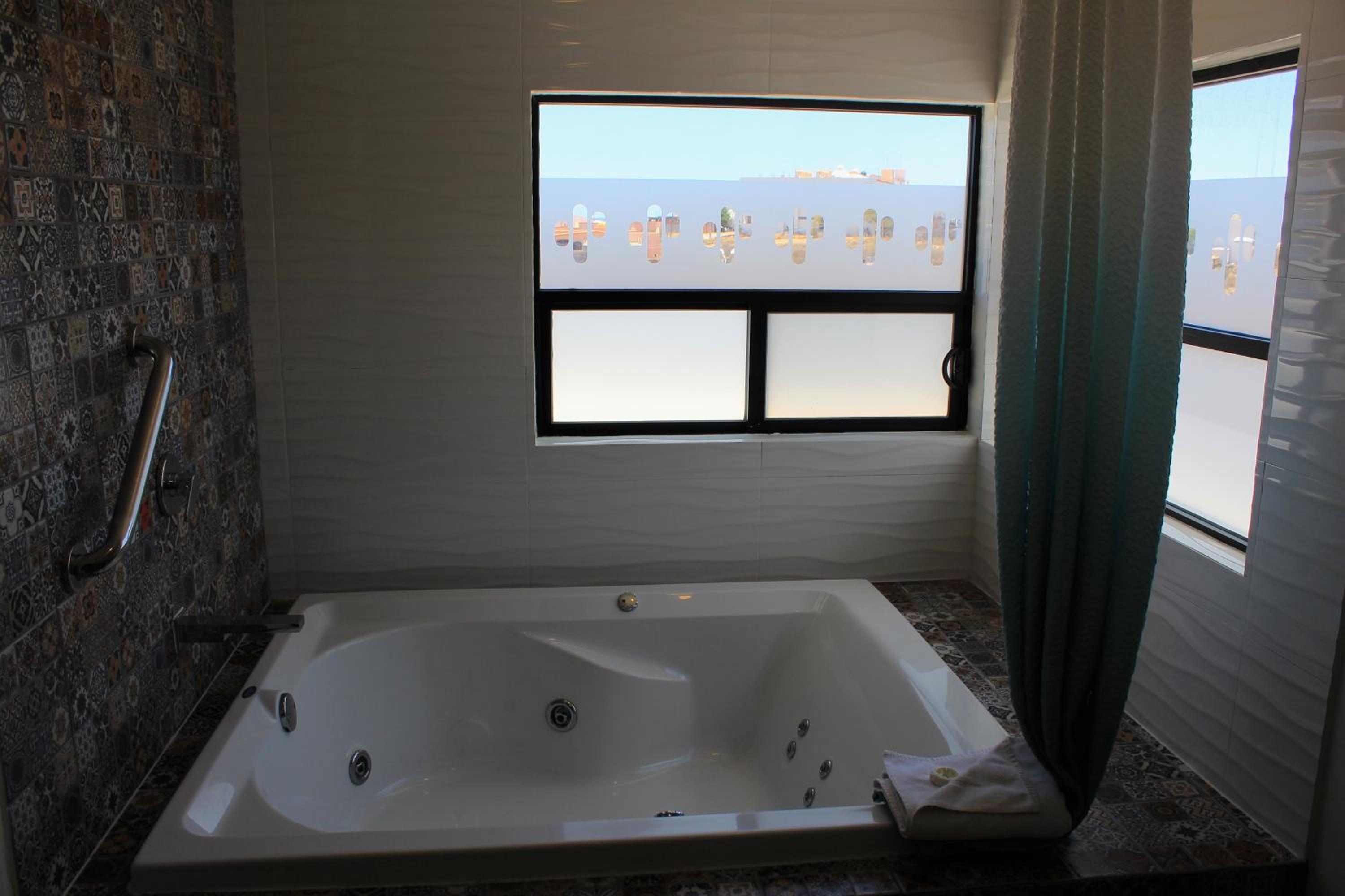 Deluxe Suite With Spa Bath photo 2