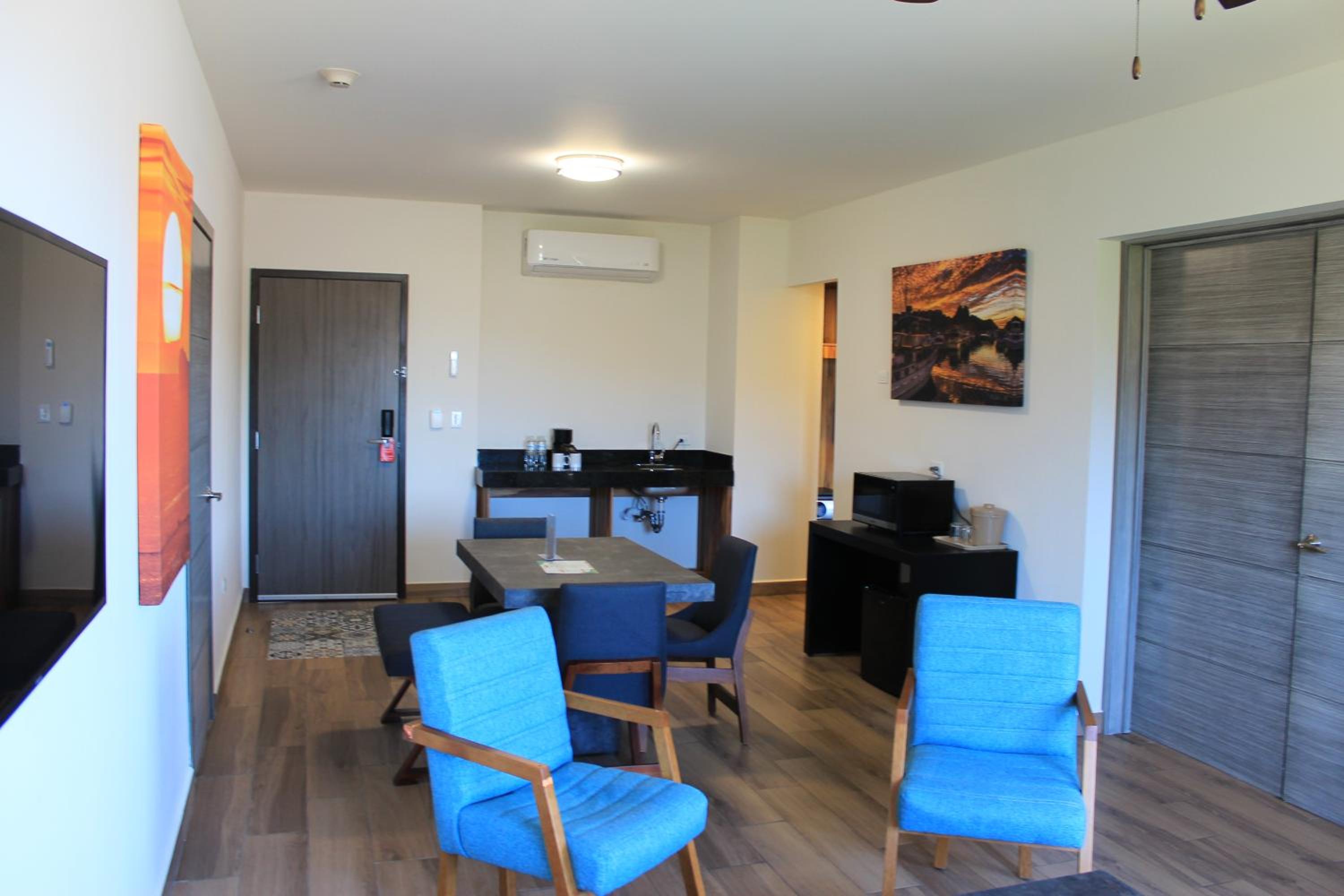 Deluxe Suite With Sea View photo 2
