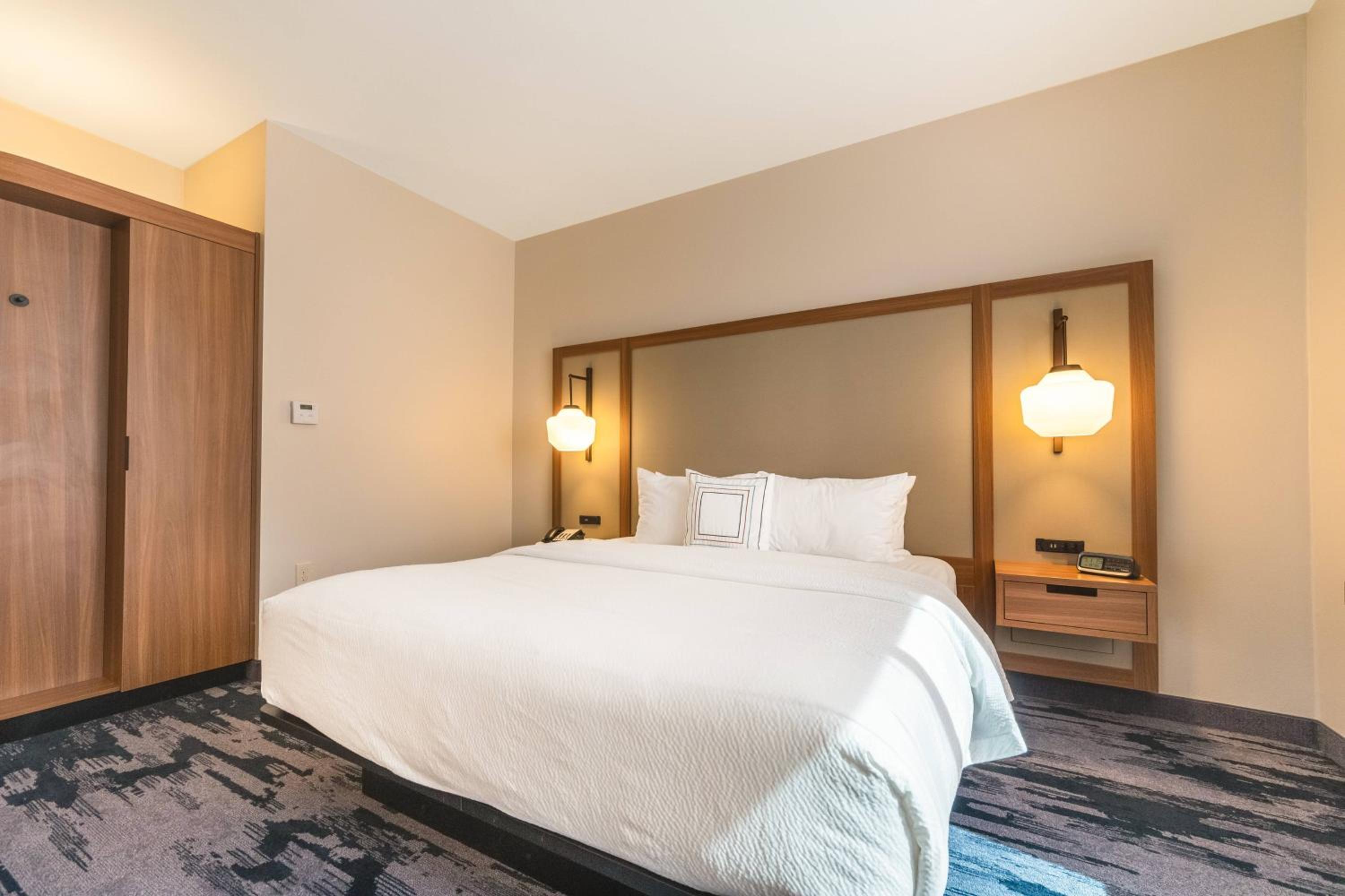 Guest Room, 1 King - Photo 2