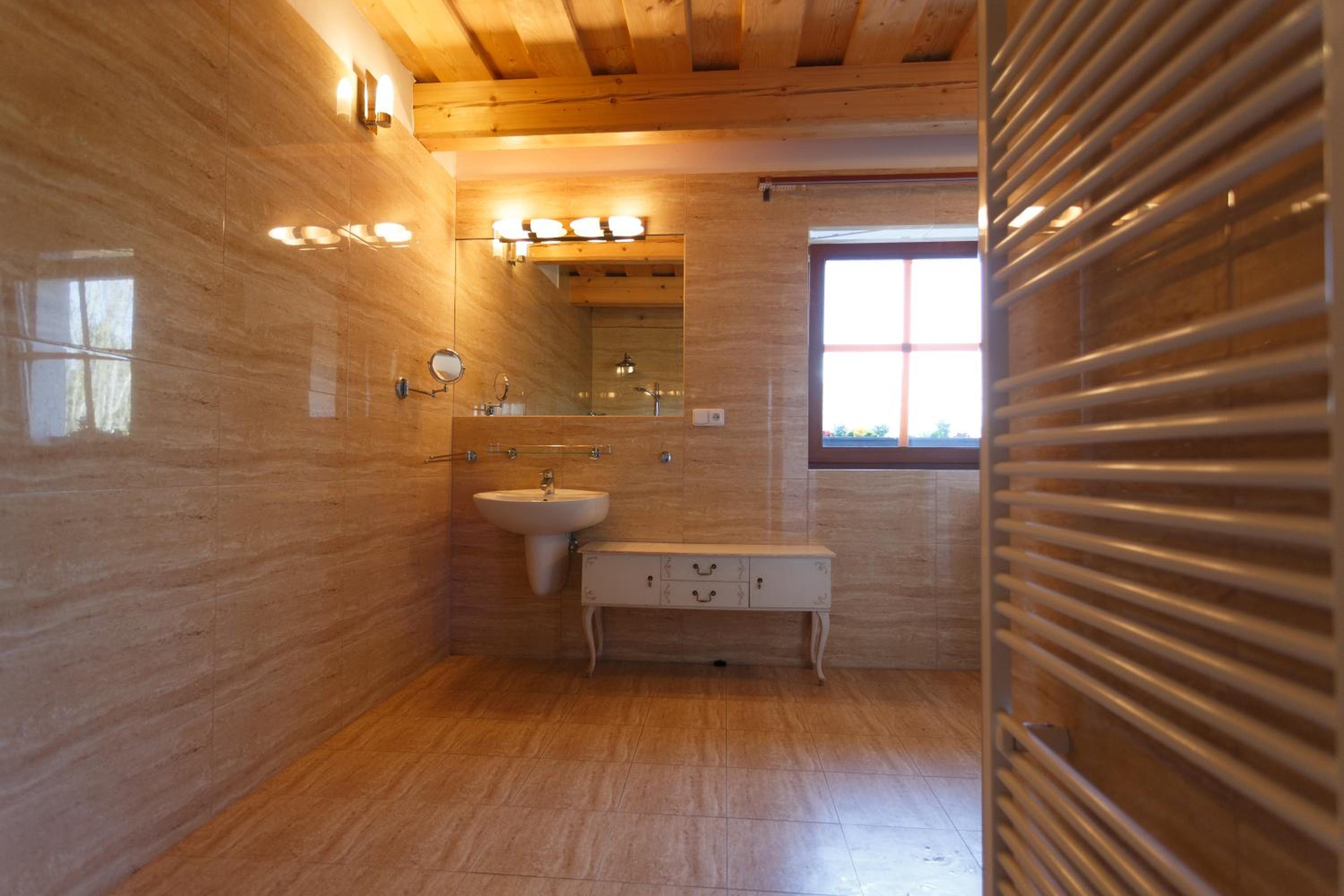Apartment with Balcony - Photo 4