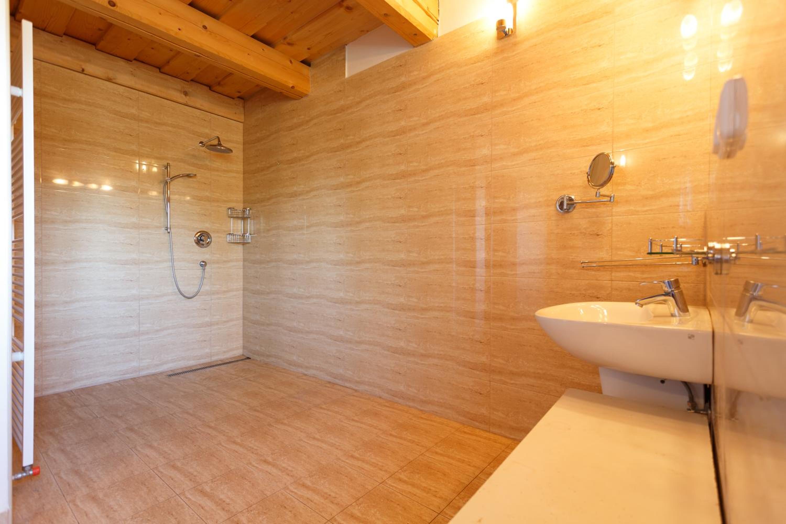 Apartment with Balcony - Photo 3