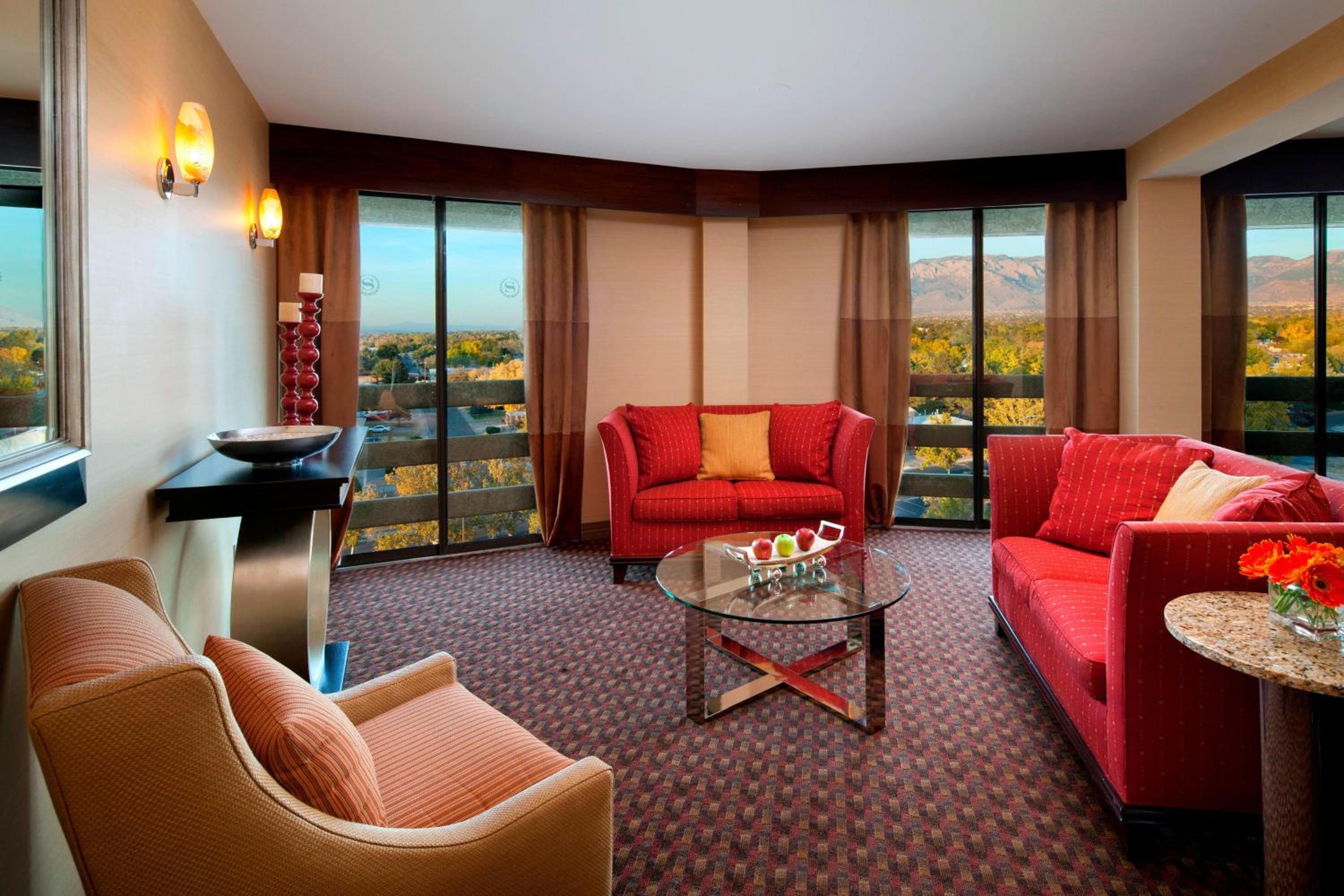 Deluxe Guest room, 1 King - Photo 4