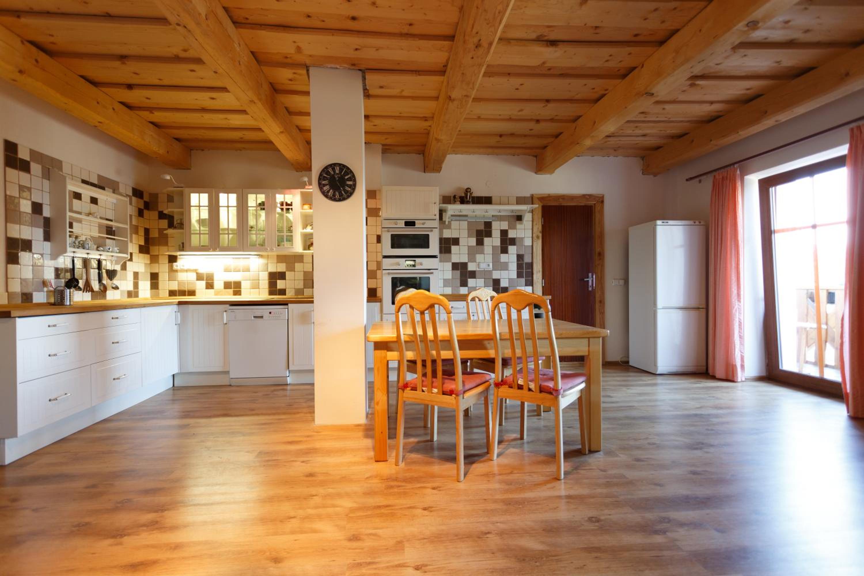 Apartment with Balcony - Photo 2