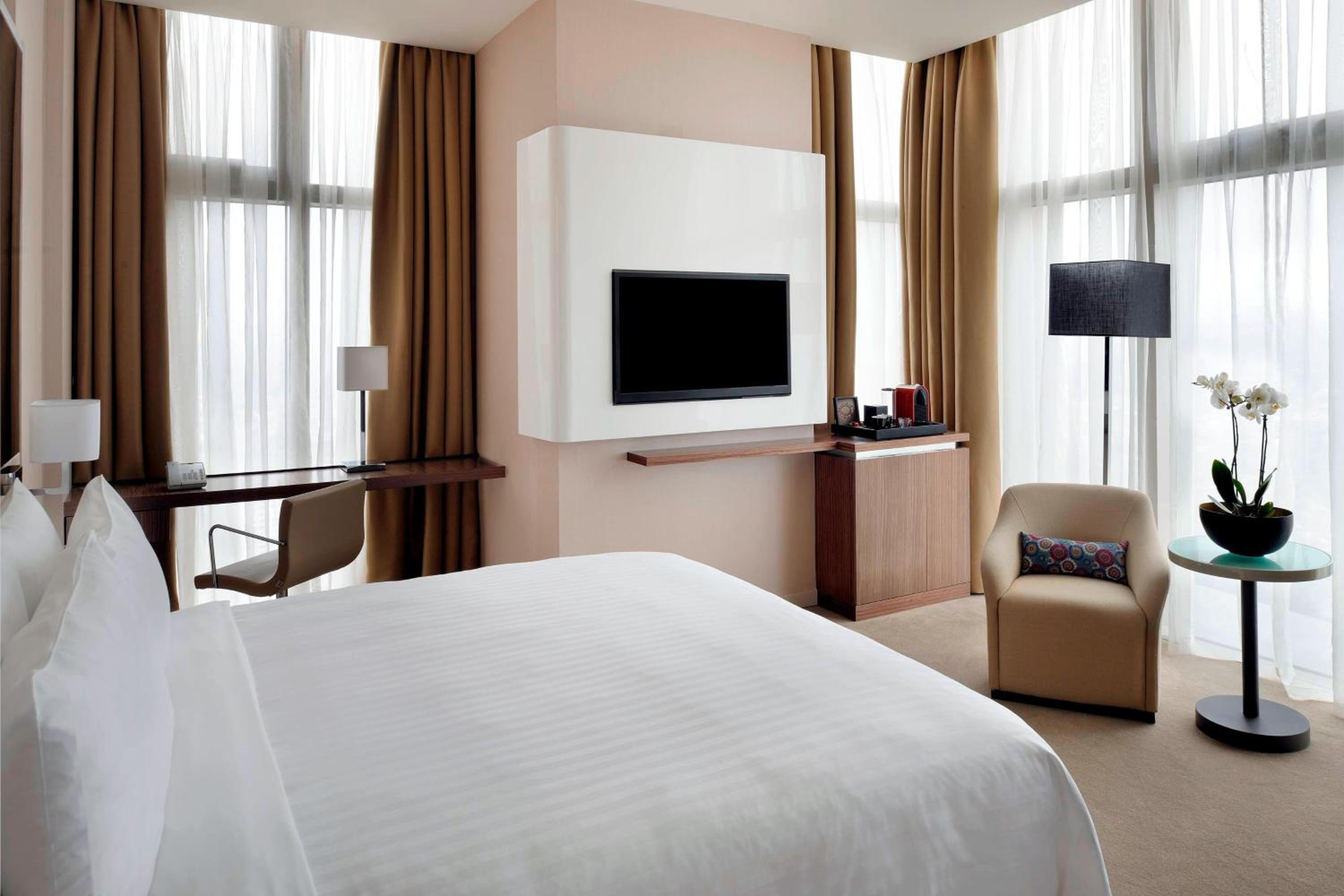 Executive King Room with City View and Lounge Access