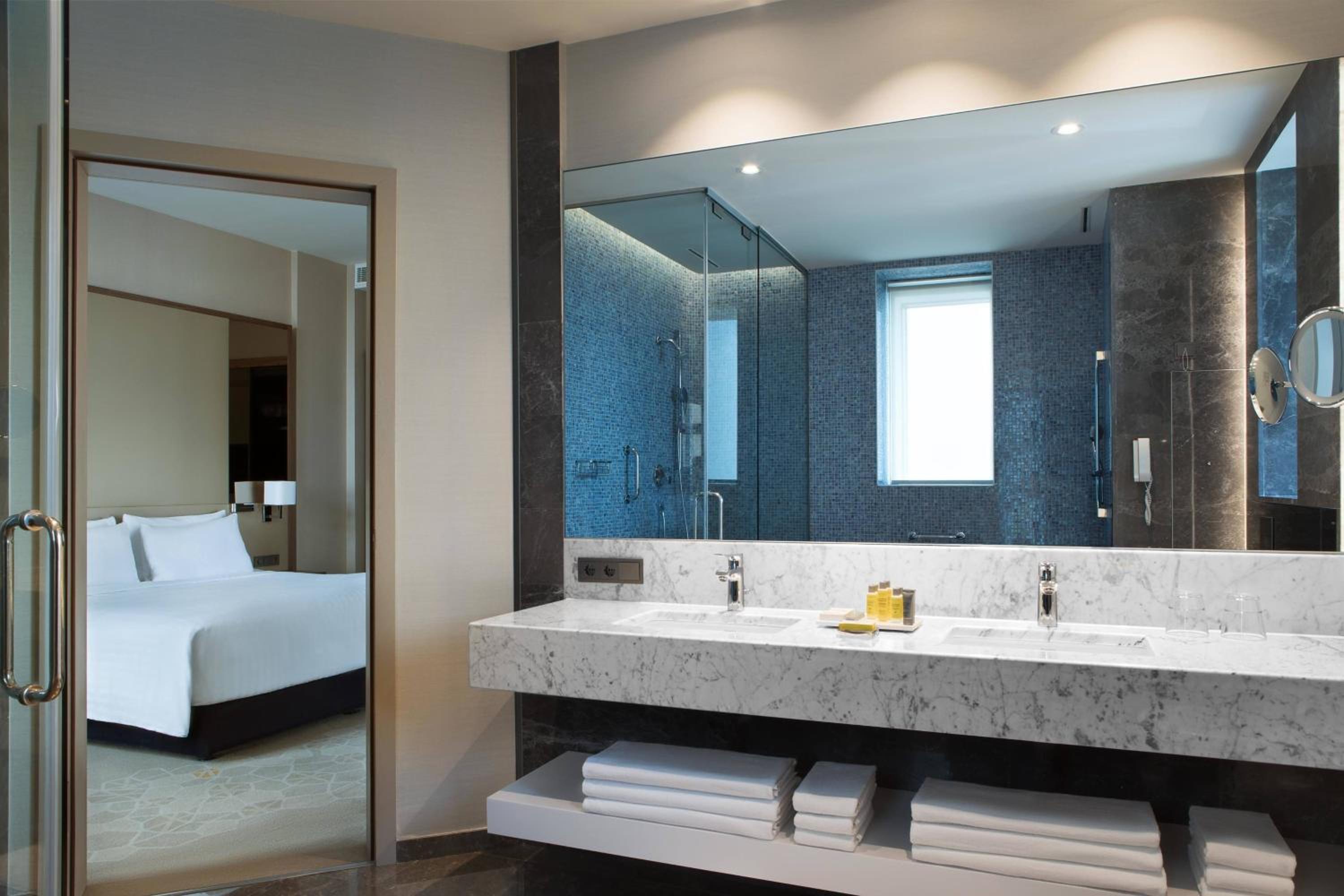 Corner Suite with Sea View and Lounge Access