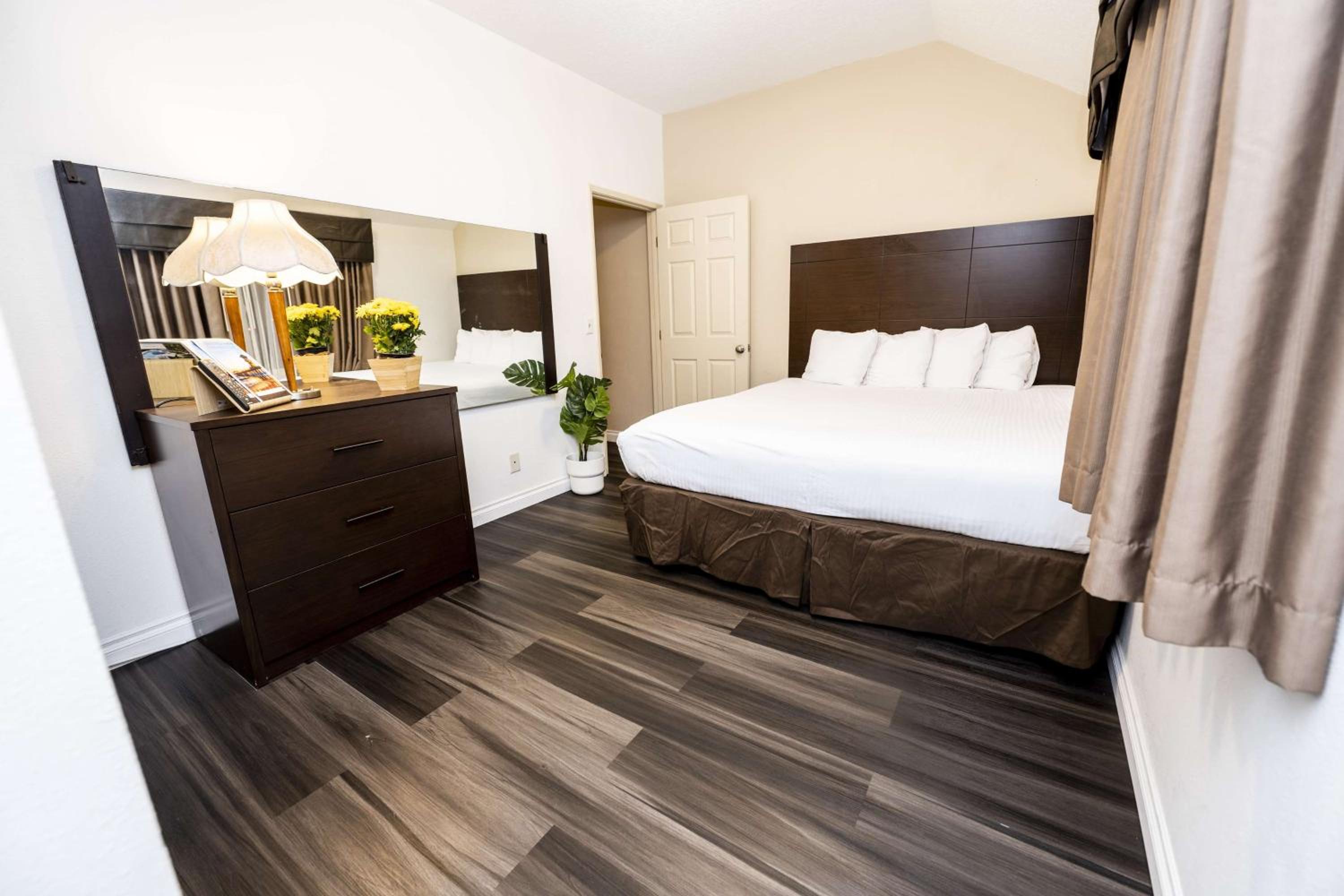 Executive King Suite - Non-Smoking - Photo 1
